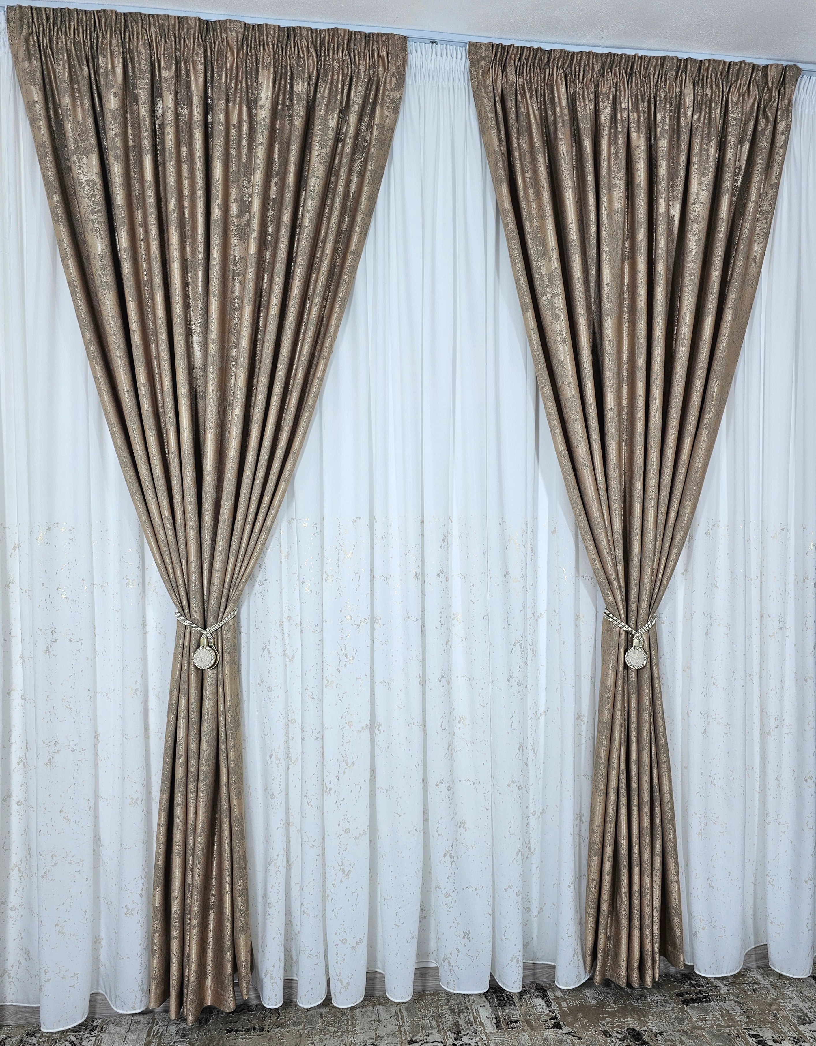 Set Elysia: perdea alba din matase cu insertii aurii si draperie decorativa aurie
