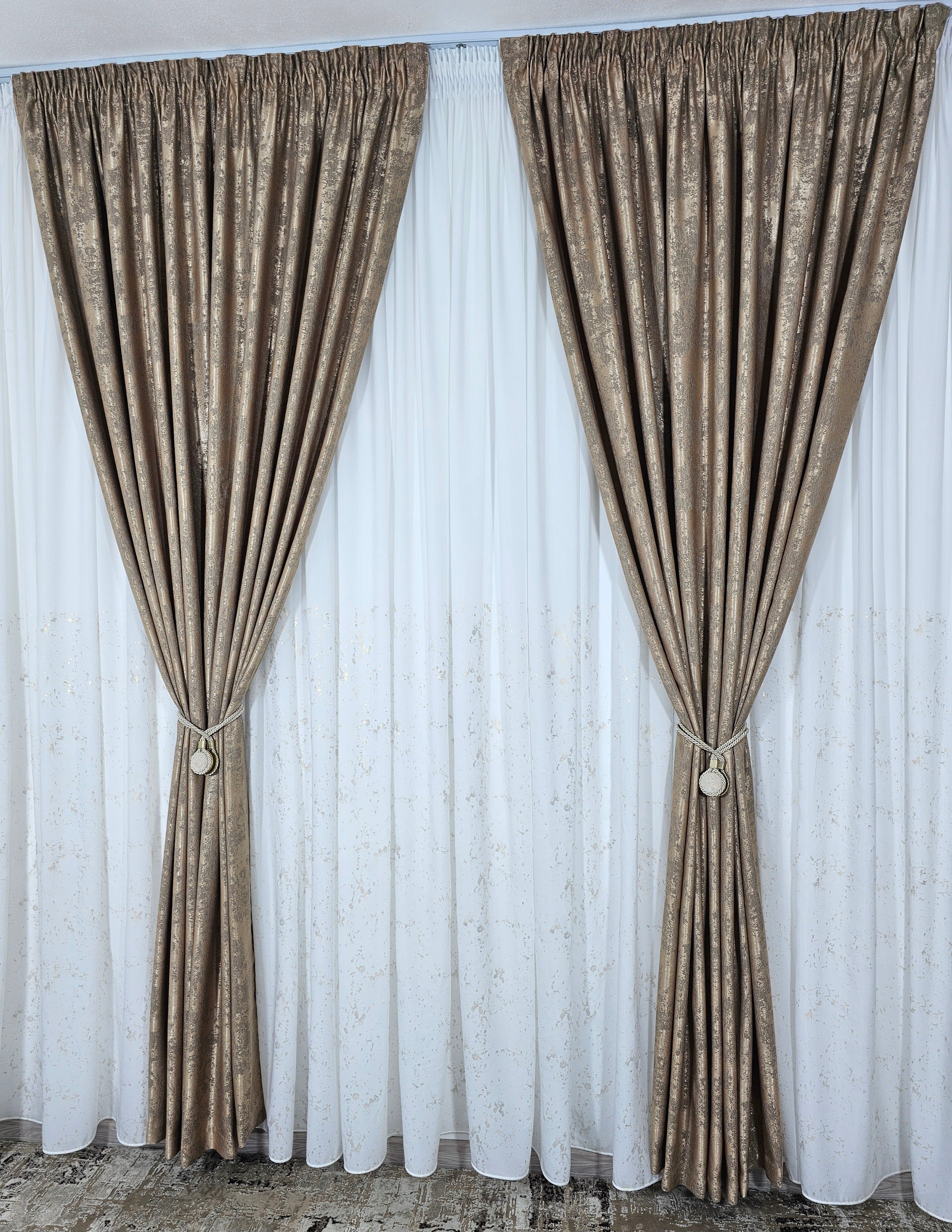 Set Elysia: perdea alba din matase cu insertii aurii si draperie decorativa aurie