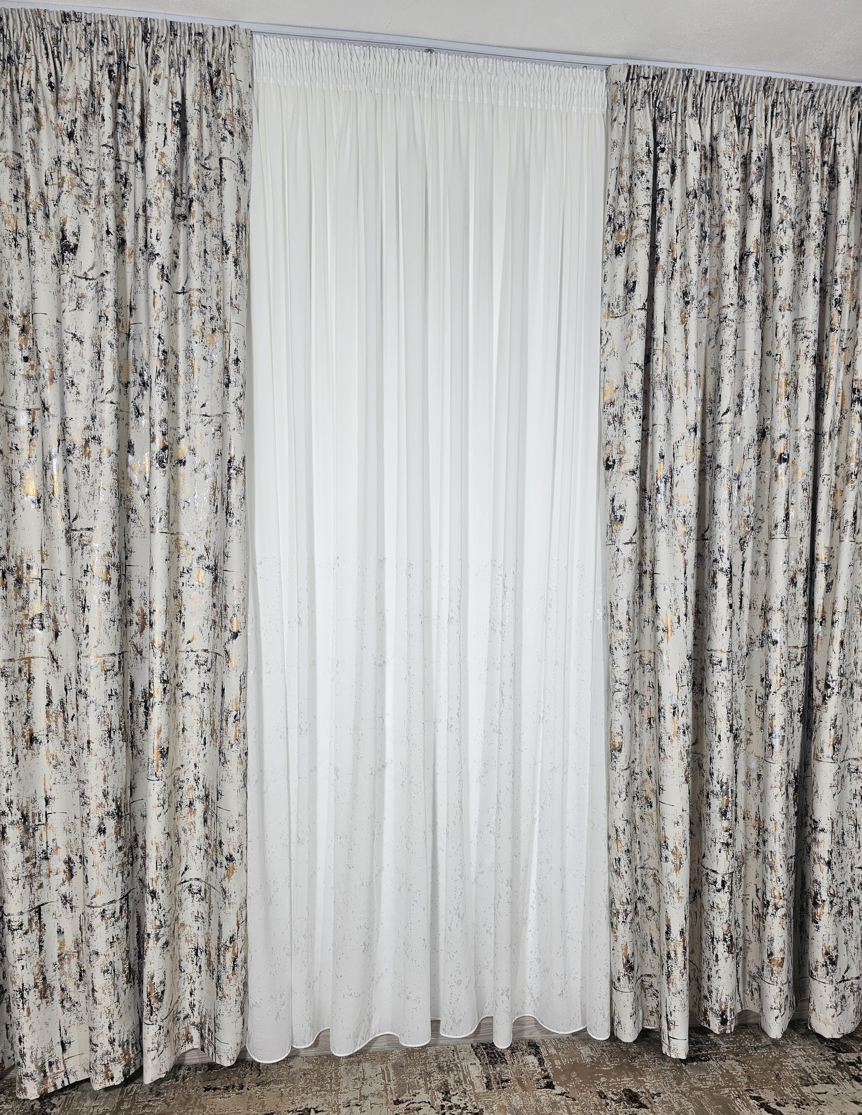 Set Belezza: perdea alba din matase cu insertii argintii si draperie blackout ivoire cu insertii