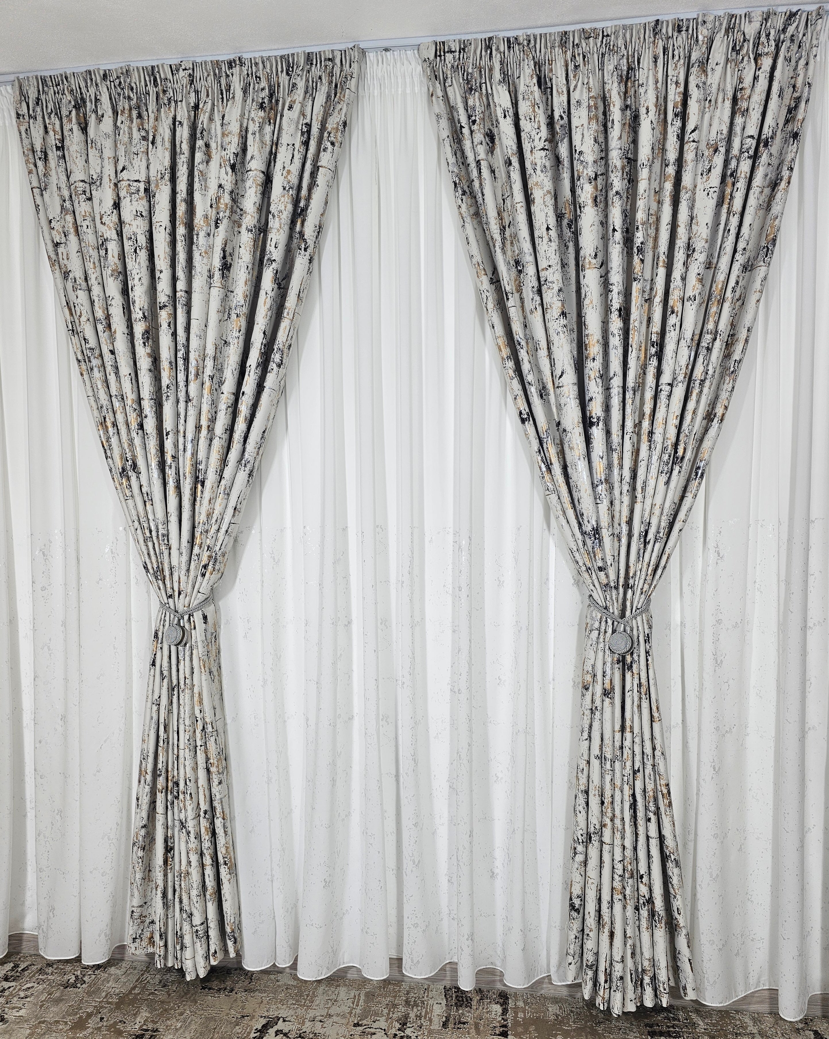 Set Belezza: perdea alba din matase cu insertii argintii si draperie blackout ivoire cu insertii