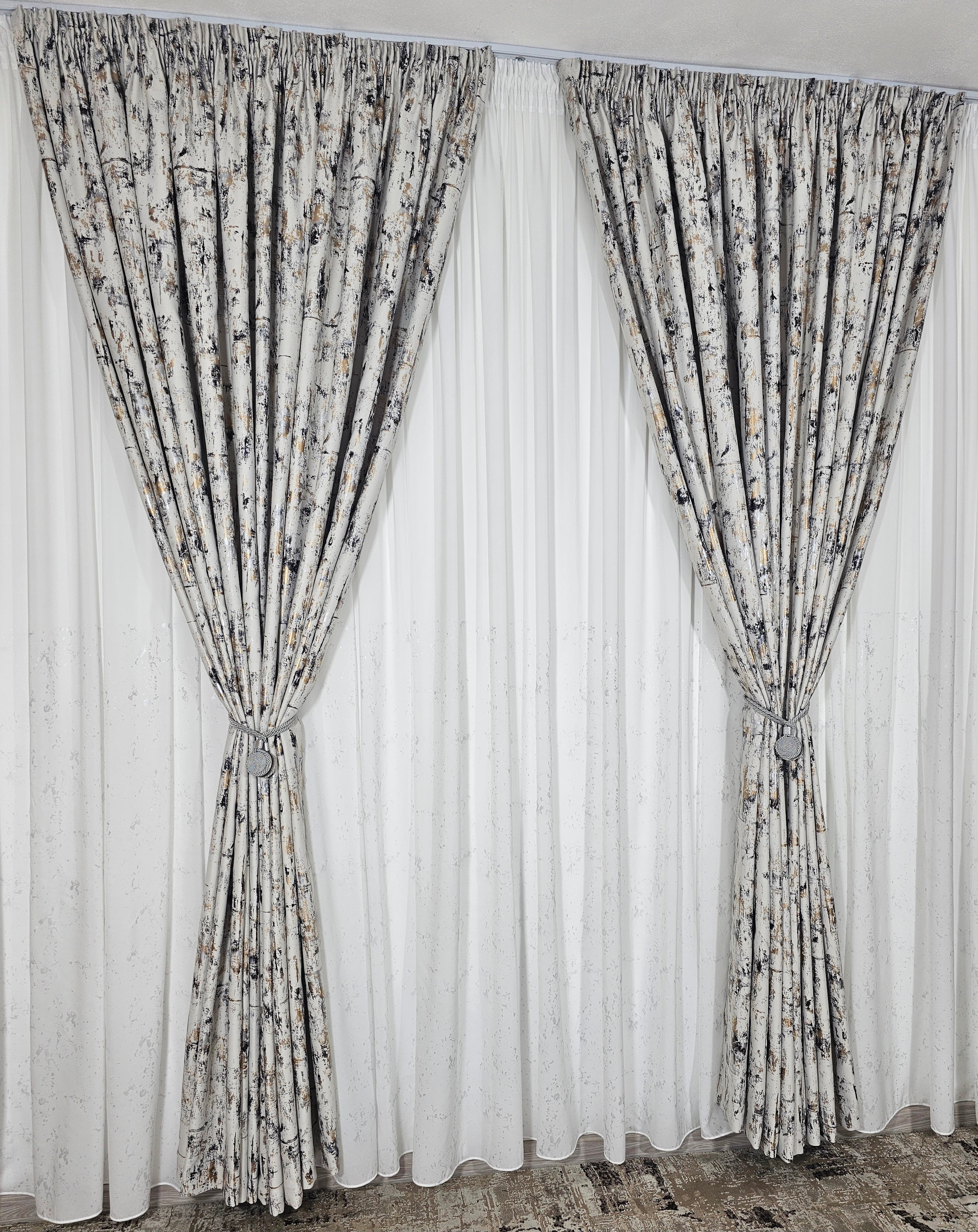 Set Belezza: perdea alba din matase cu insertii argintii si draperie blackout ivoire cu insertii