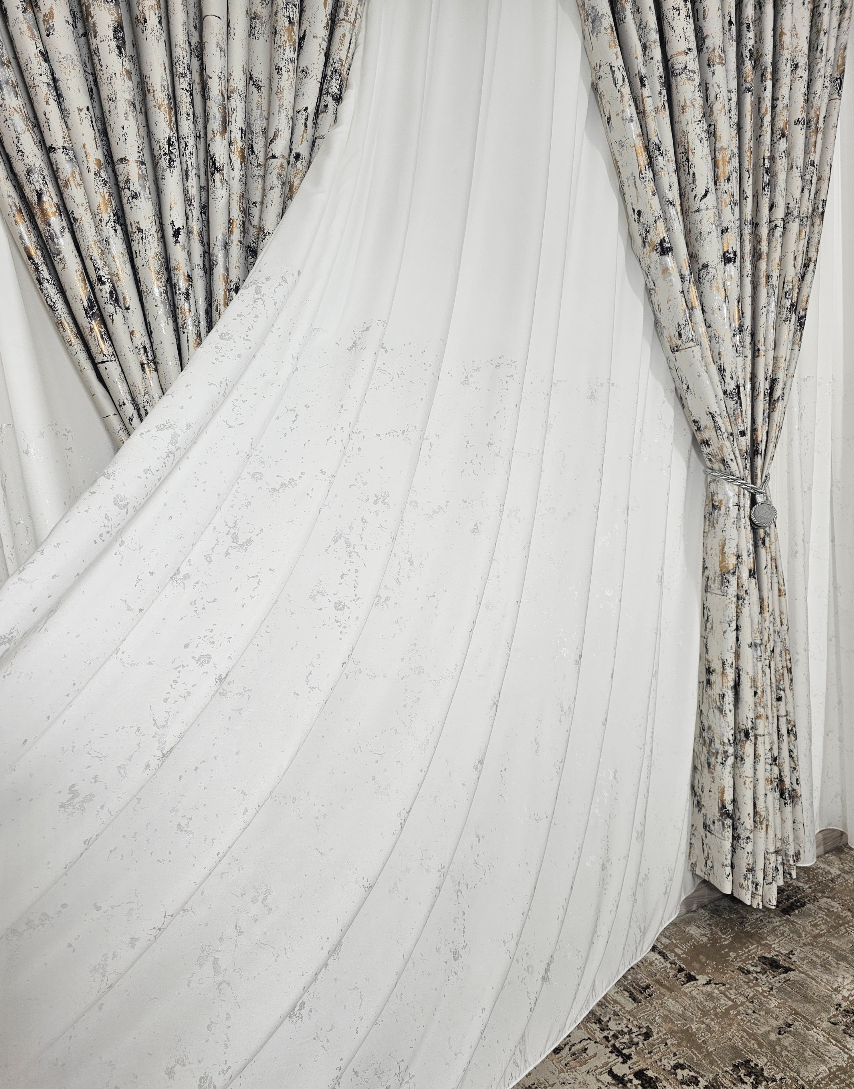 Set Belezza: perdea alba din matase cu insertii argintii si draperie blackout ivoire cu insertii