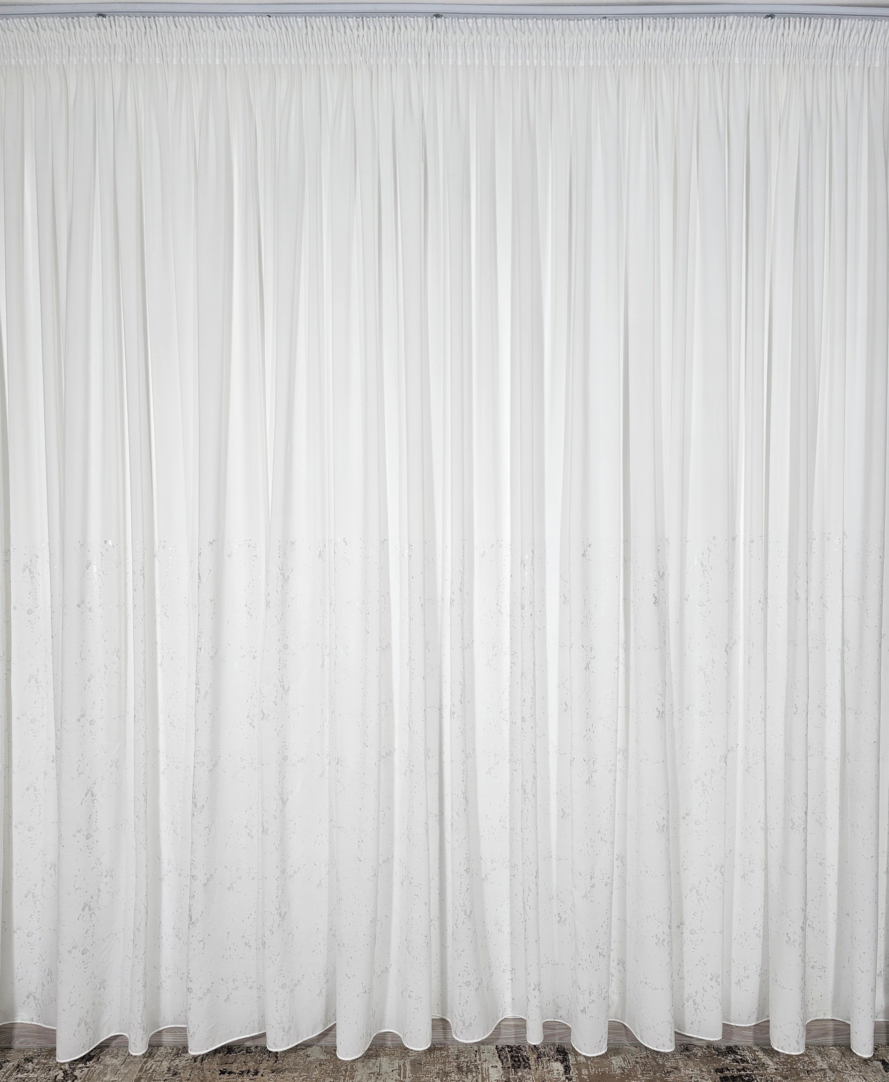 Set Asda: perdea alba din matase cu insertii aurii si draperie lucy tip vopsea decorativa aurie