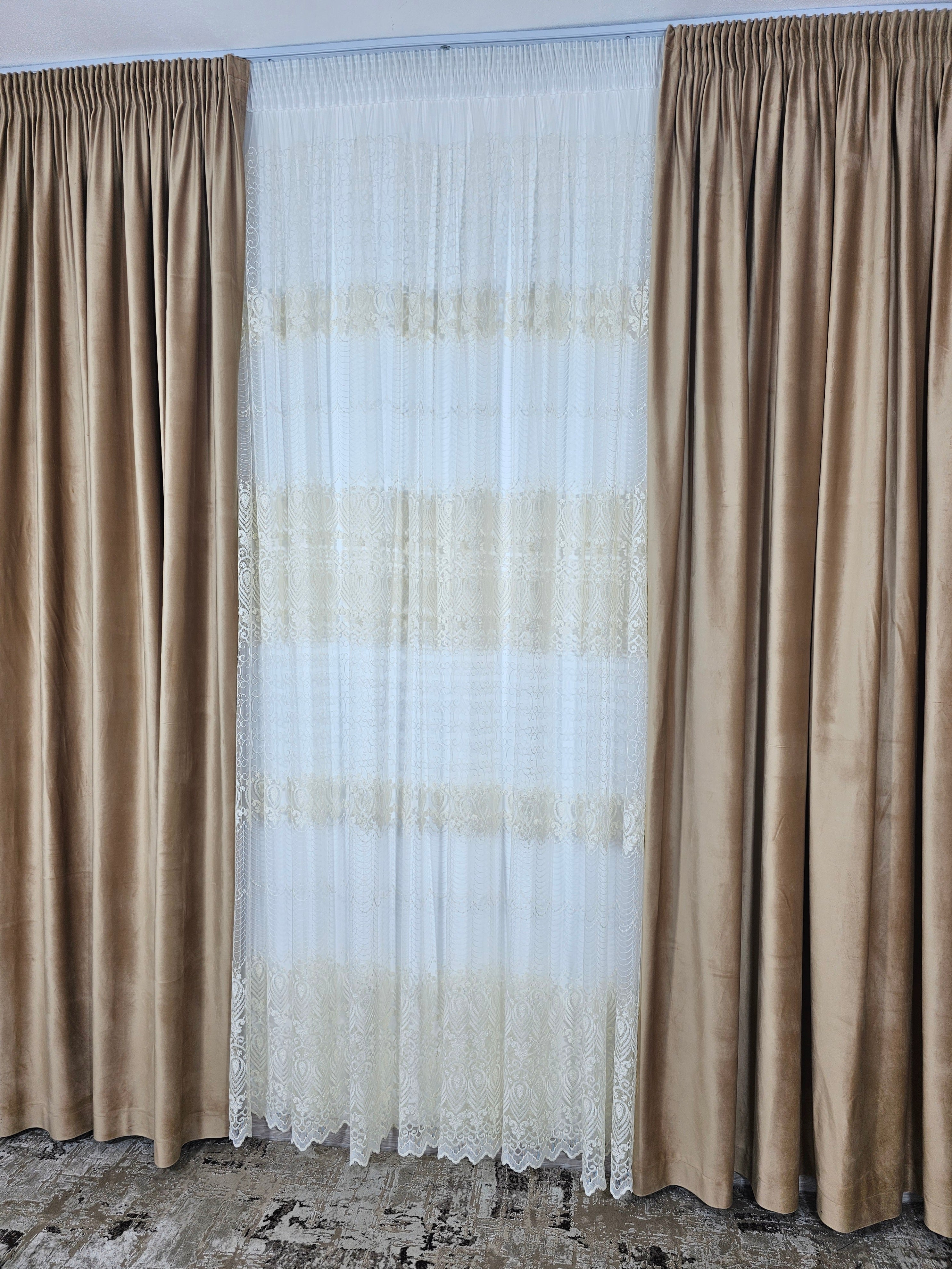 Set Solenne: perdea din tul cu broderie crem si draperie din catifea culoarea mierii