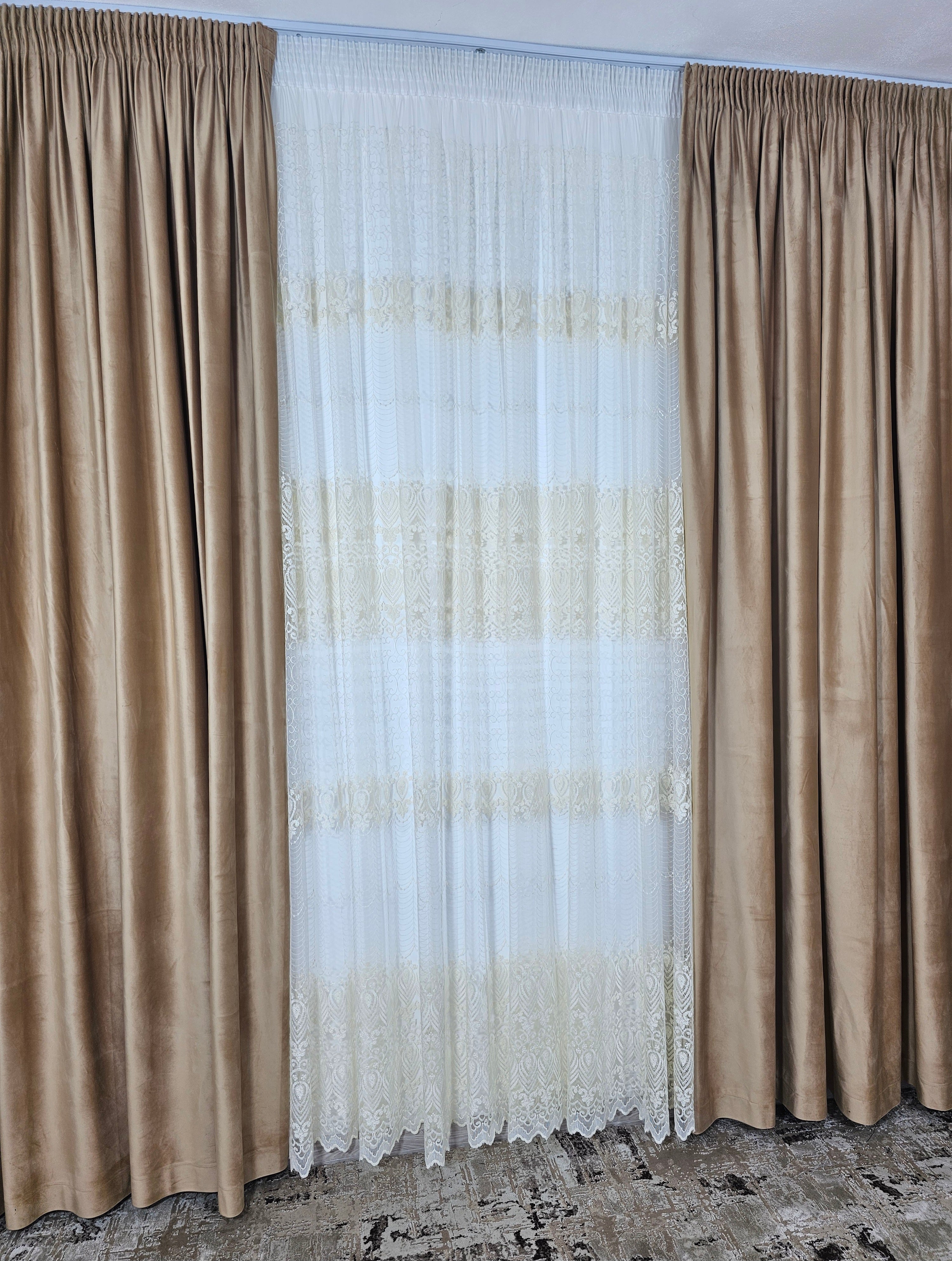 Set Solenne: perdea din tul cu broderie crem si draperie din catifea culoarea mierii