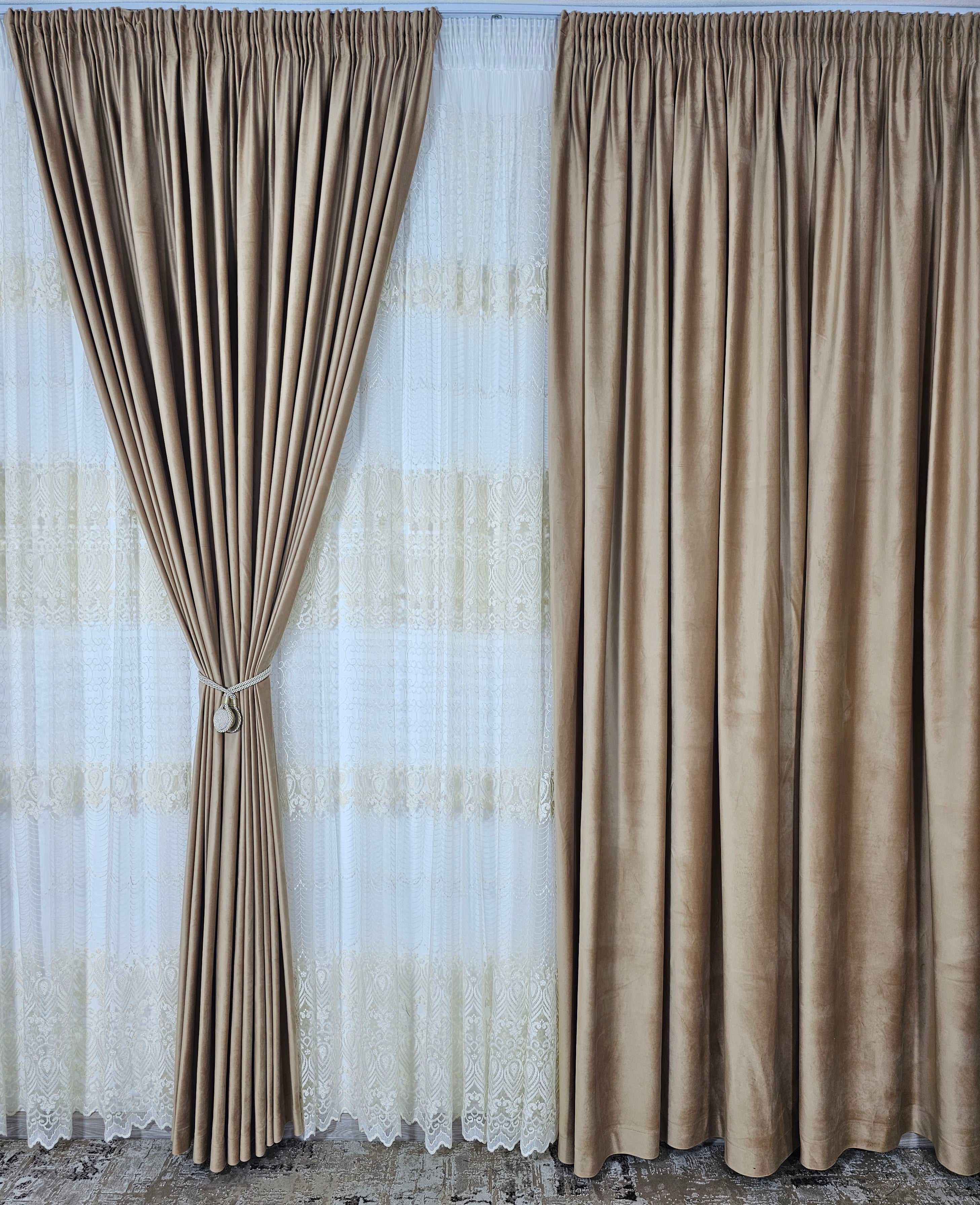 Set Solenne: perdea din tul cu broderie crem si draperie din catifea culoarea mierii