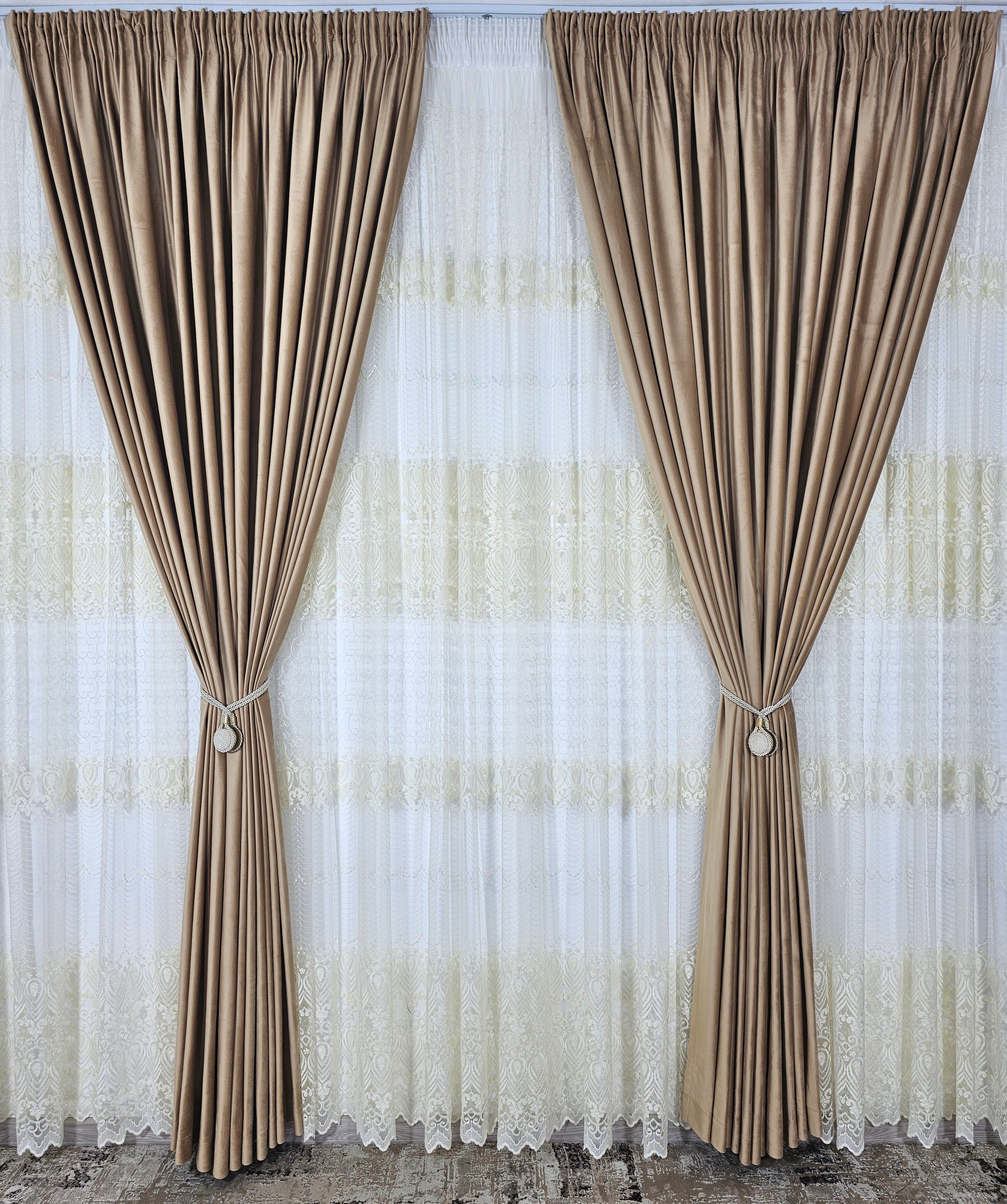 Set Solenne: perdea din tul cu broderie crem si draperie din catifea culoarea mierii