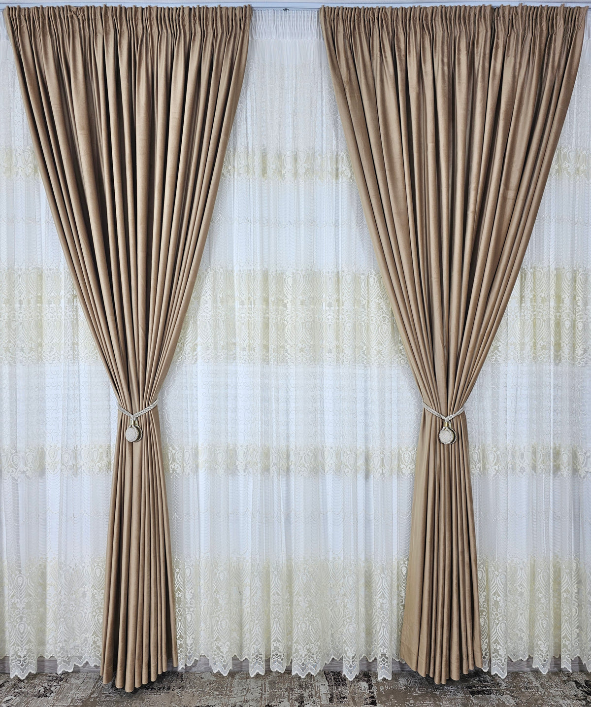 Set Solenne: perdea din tul cu broderie crem si draperie din catifea culoarea mierii