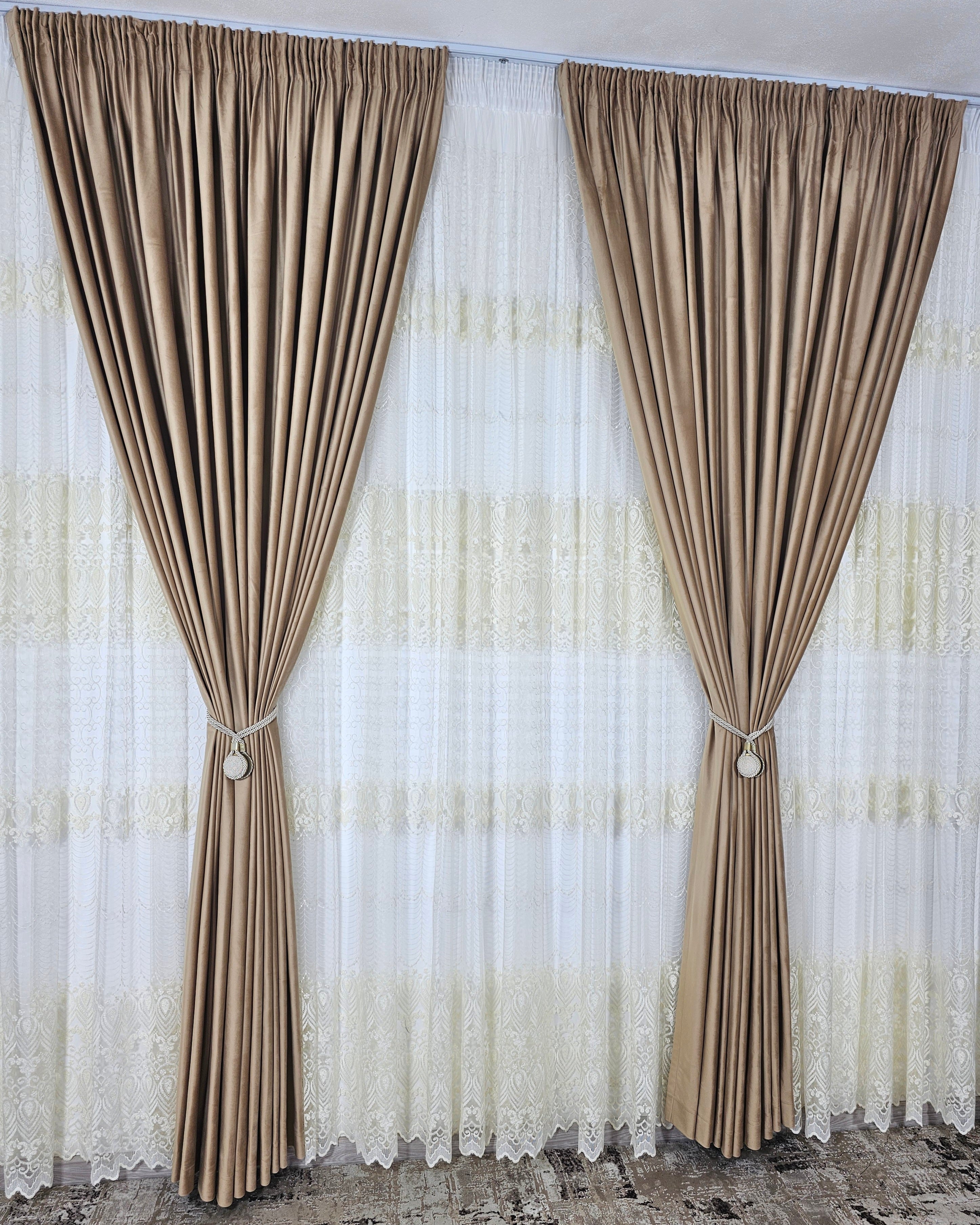 Set Solenne: perdea din tul cu broderie crem si draperie din catifea culoarea mierii