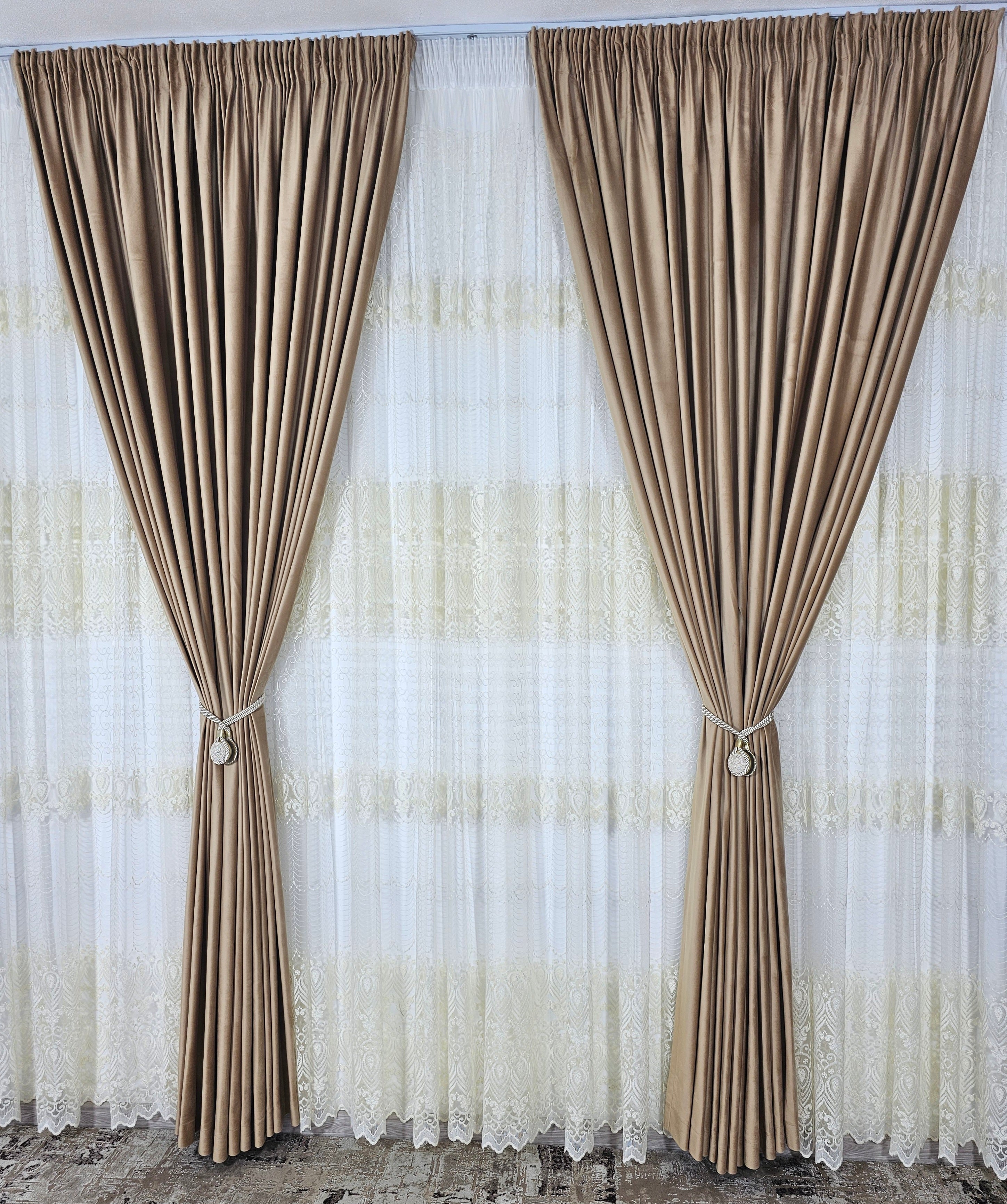 Set Solenne: perdea din tul cu broderie crem si draperie din catifea culoarea mierii