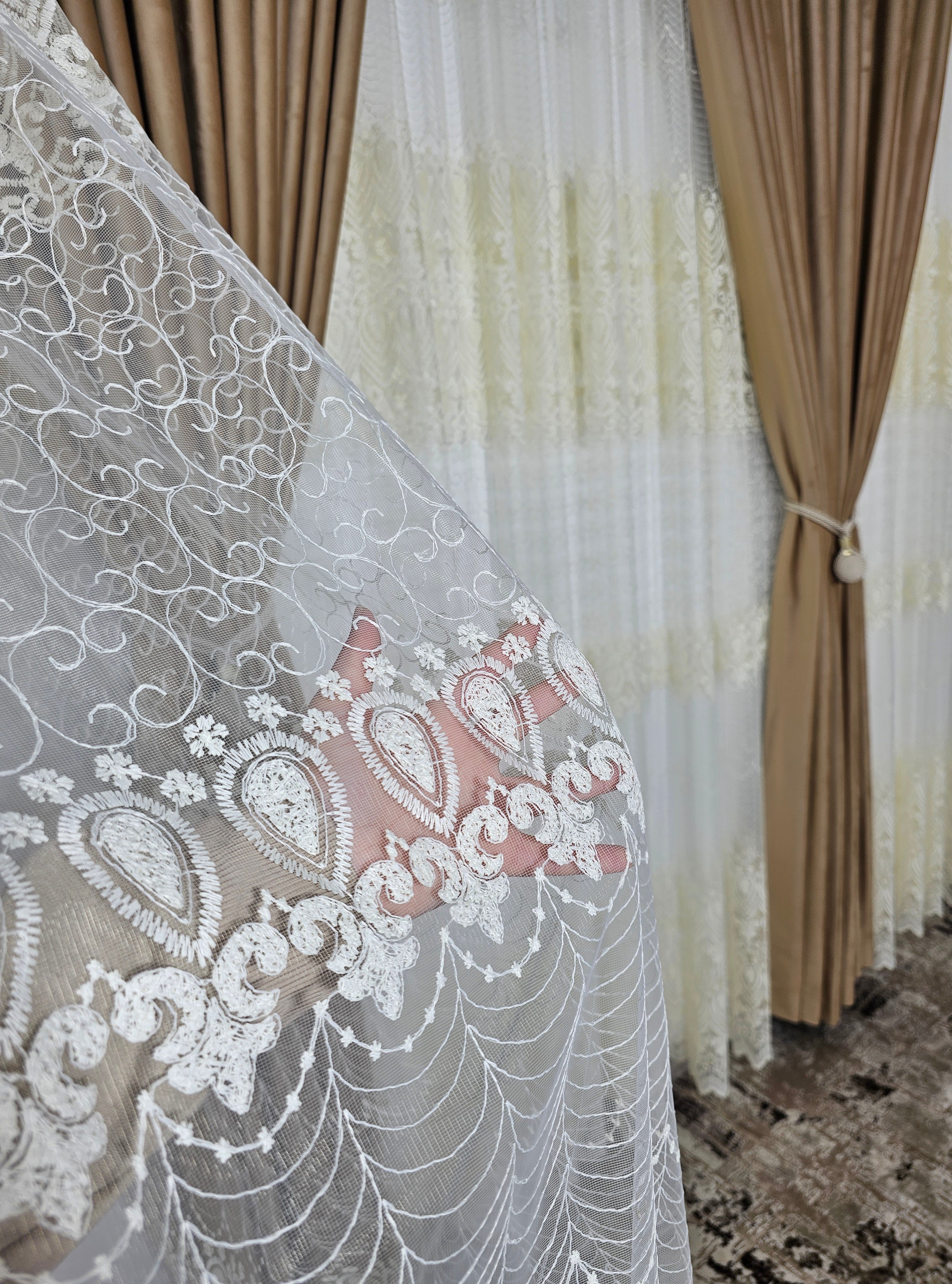 Set Solenne: perdea din tul cu broderie crem si draperie din catifea culoarea mierii