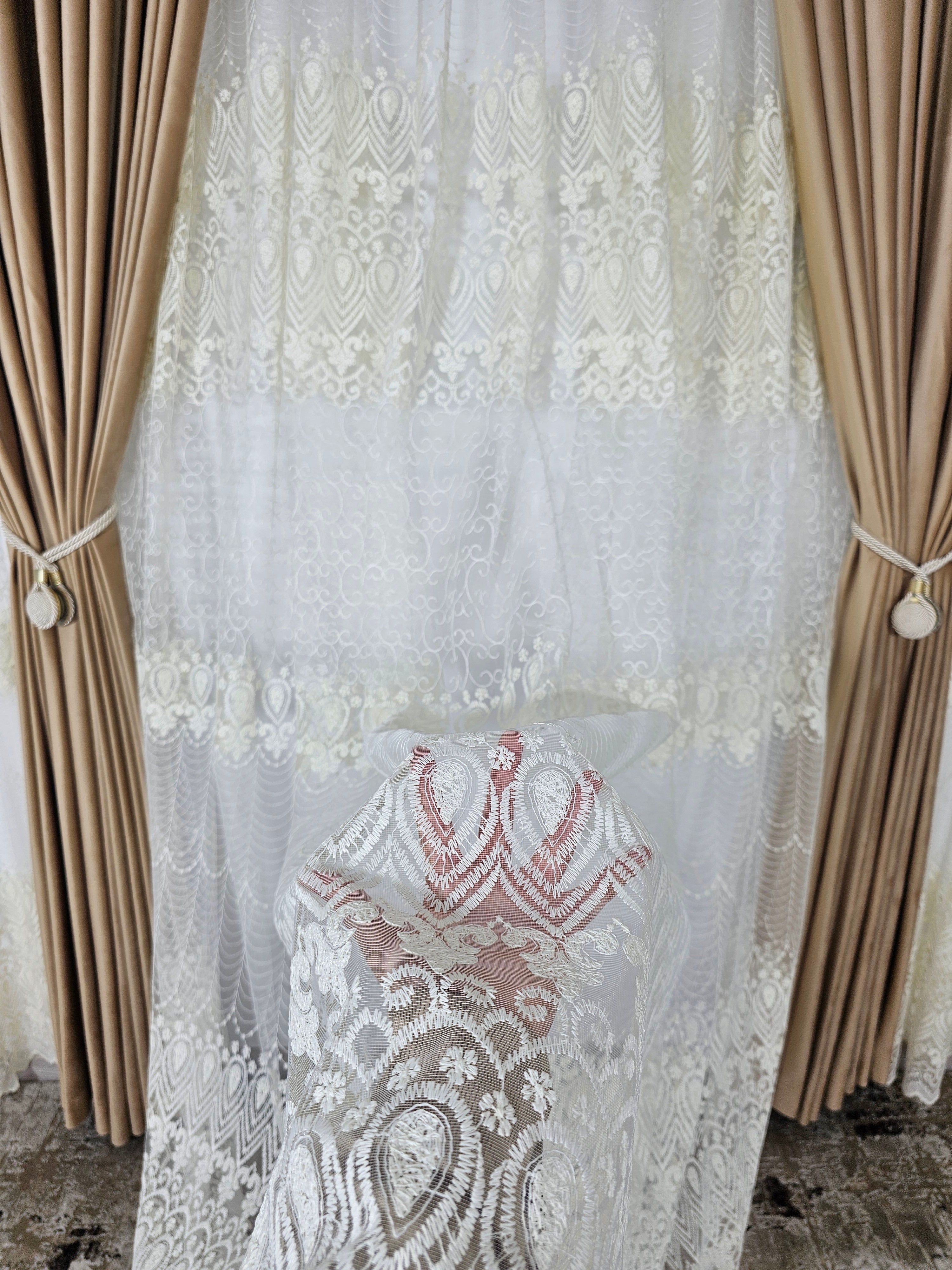 Set Solenne: perdea din tul cu broderie crem si draperie din catifea culoarea mierii