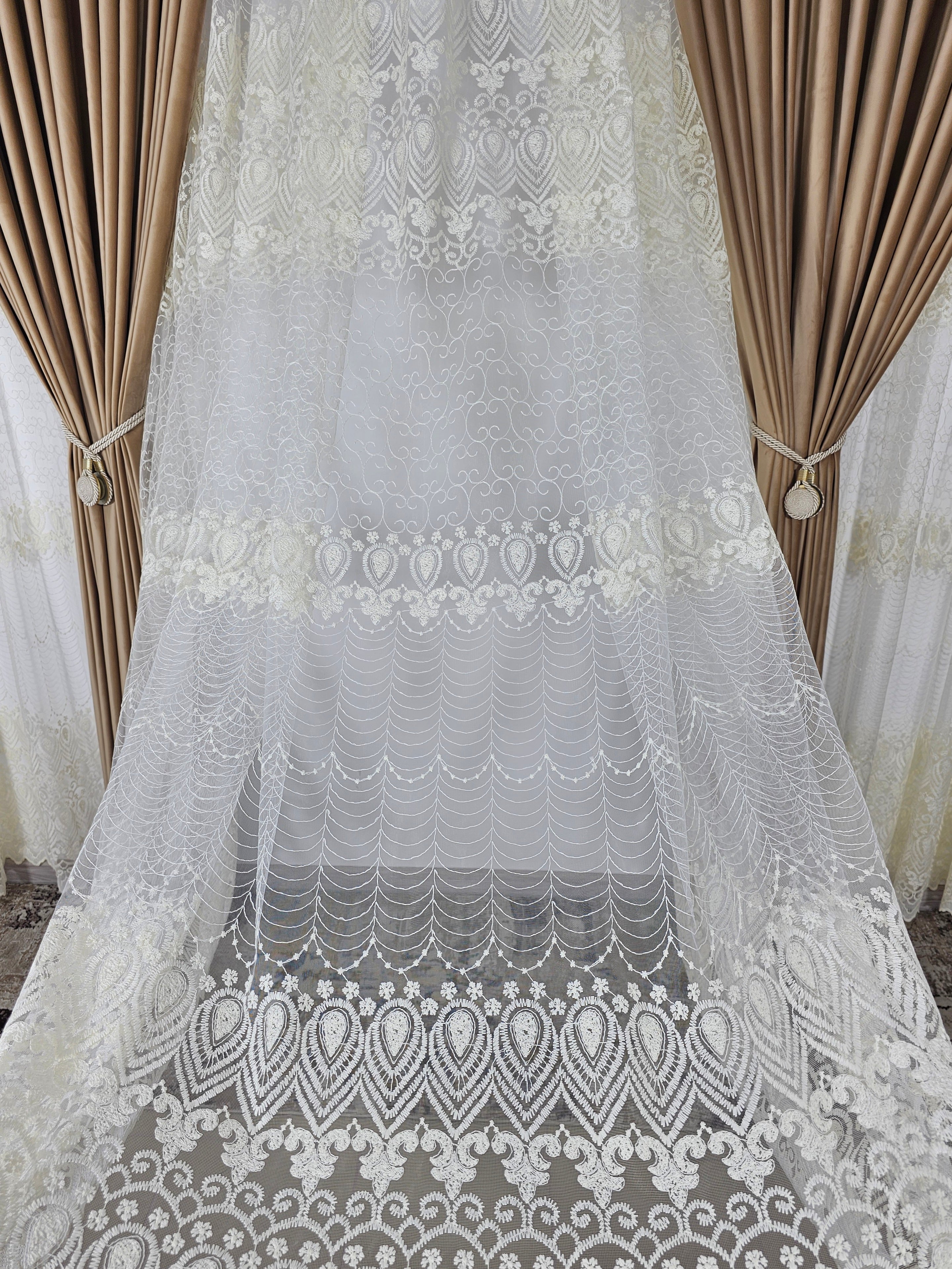 Set Solenne: perdea din tul cu broderie crem si draperie din catifea culoarea mierii