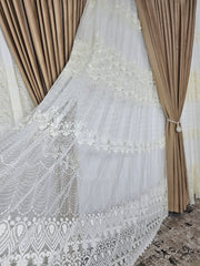 Set Solenne: perdea din tul cu broderie crem si draperie din catifea culoarea mierii