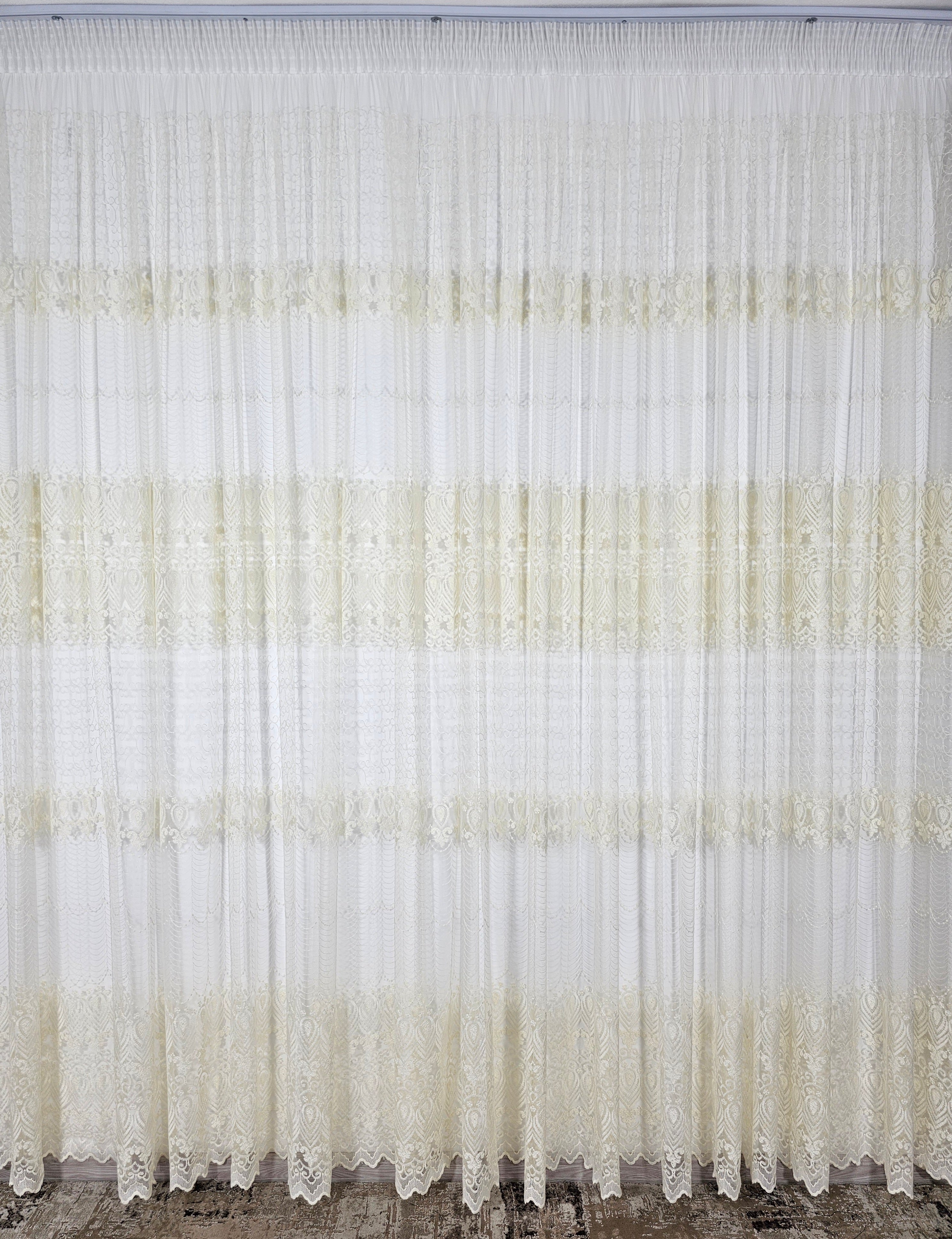Set Solenne: perdea din tul cu broderie crem si draperie din catifea culoarea mierii