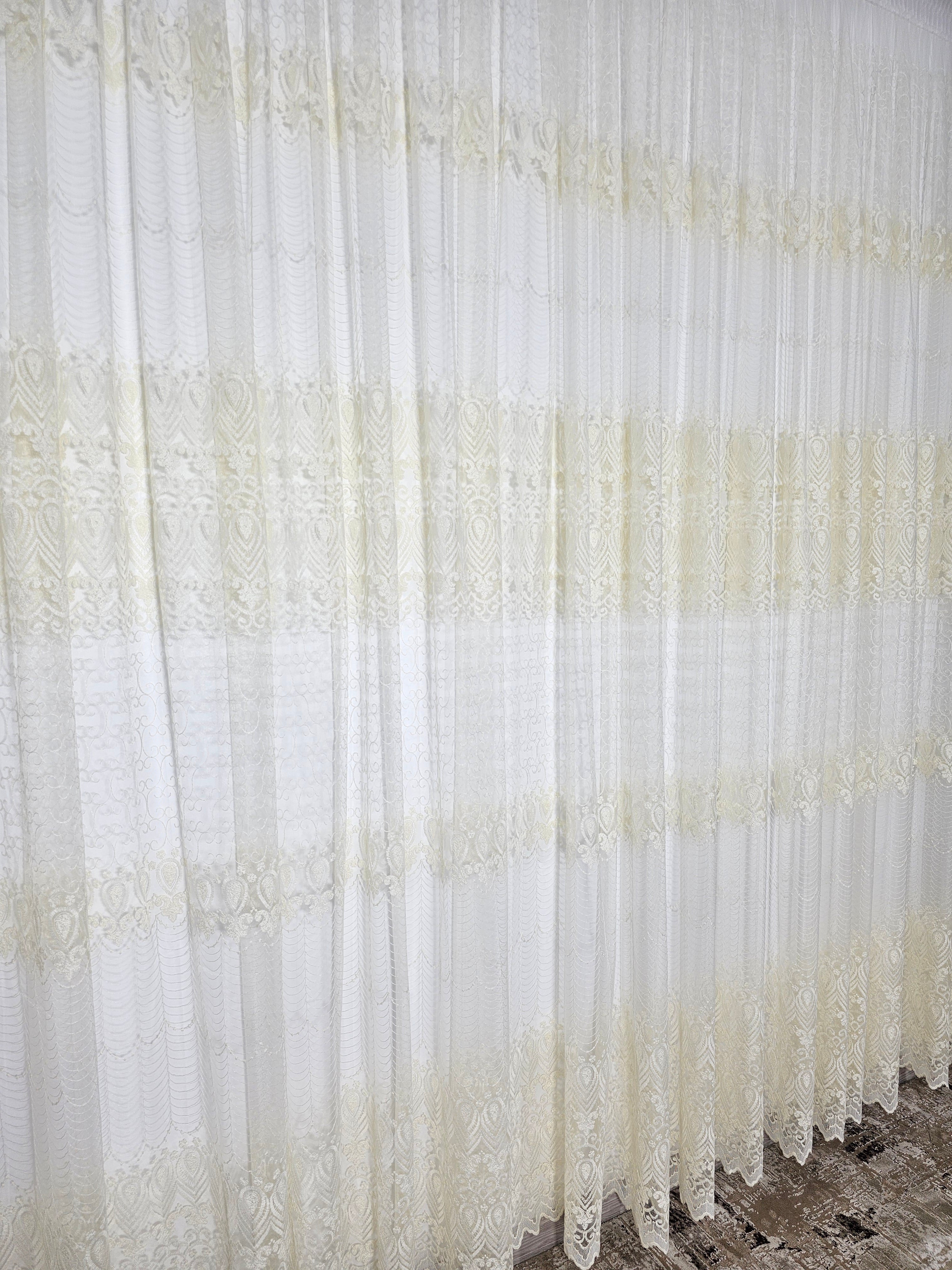Set Solenne: perdea din tul cu broderie crem si draperie din catifea culoarea mierii