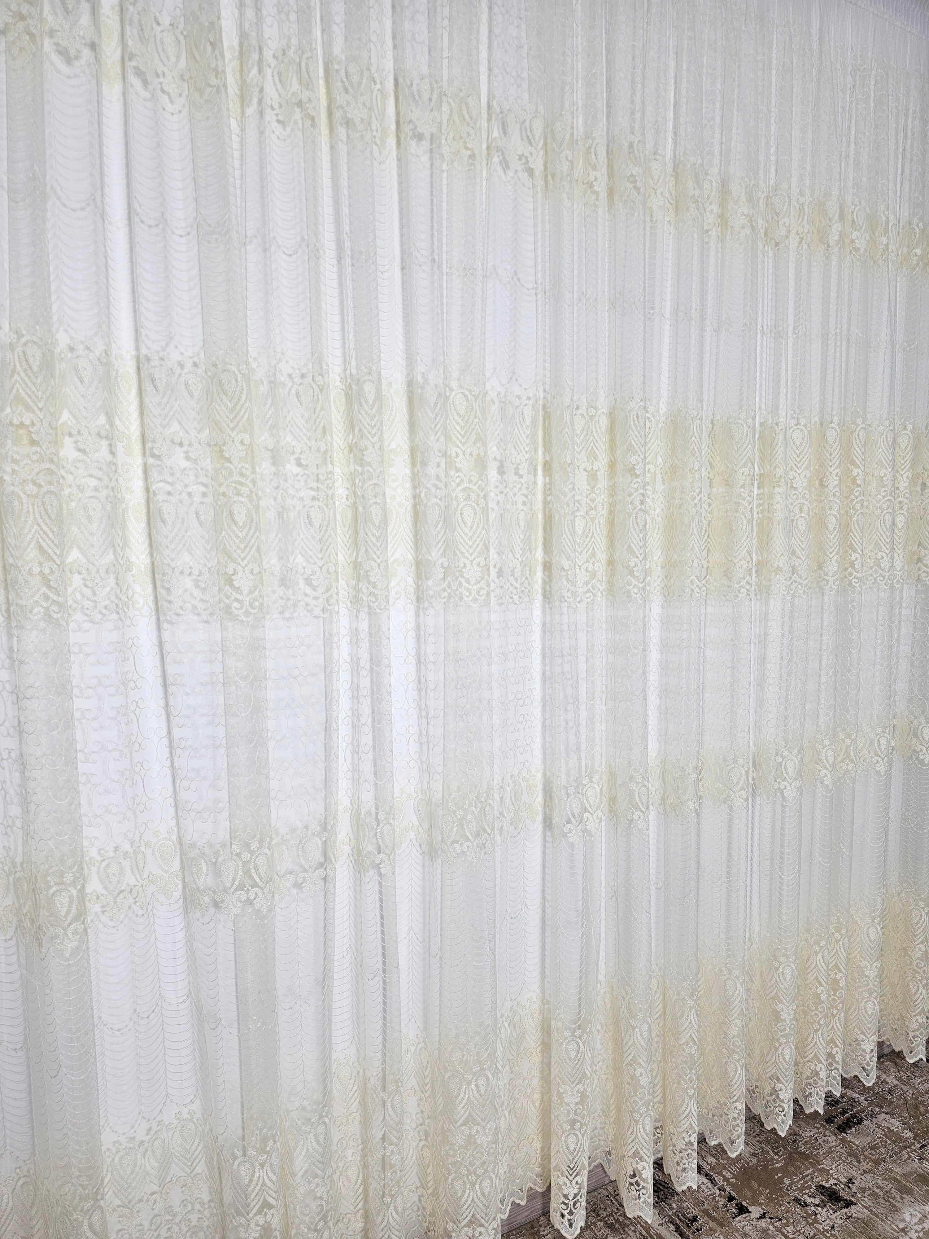Set Solenne: perdea din tul cu broderie crem si draperie din catifea culoarea mierii