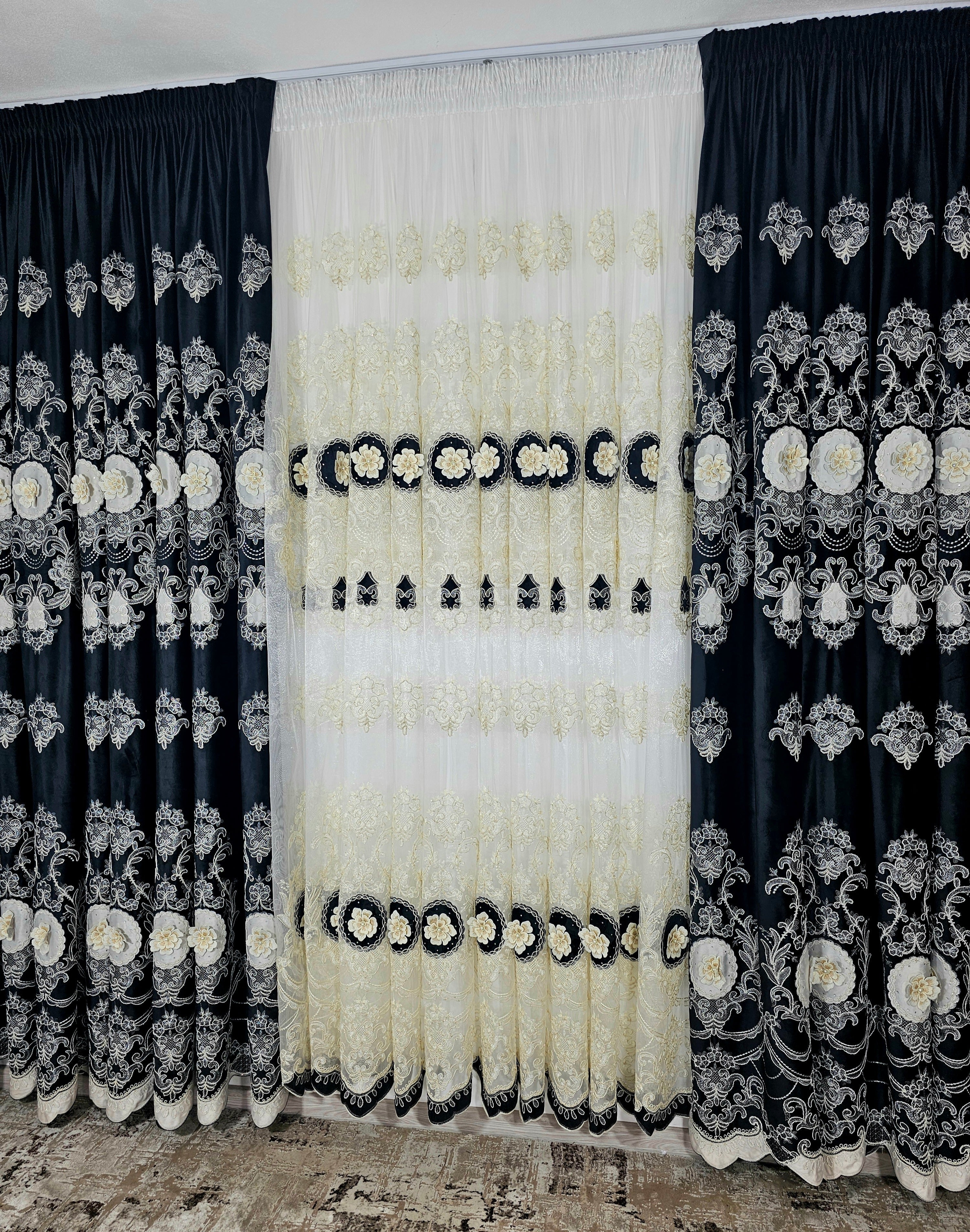 Set Victoria: perdea din tul cu broderie neagra 3D si draperie din catifea neagra 3D