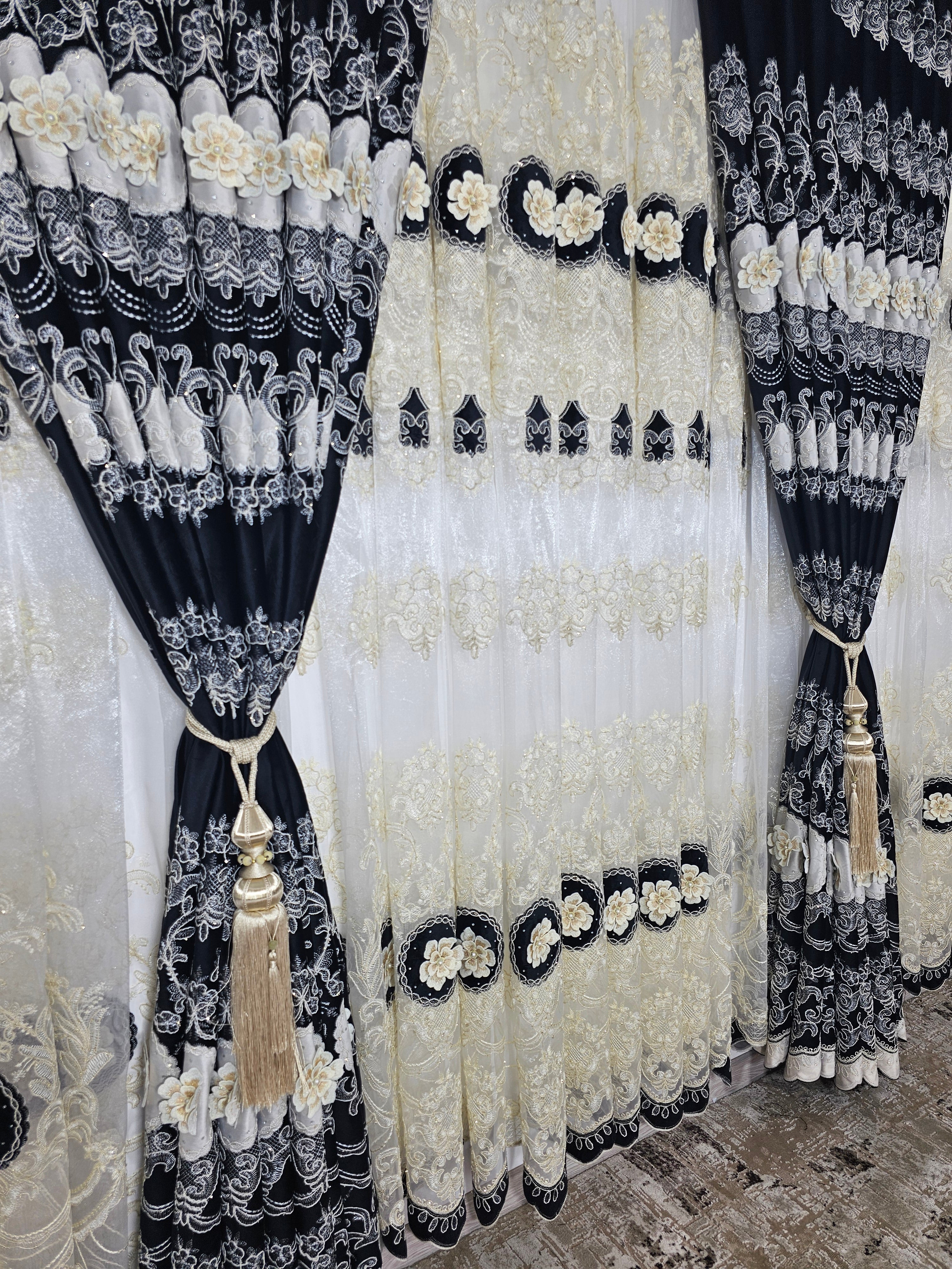 Set Victoria: perdea din tul cu broderie neagra 3D si draperie din catifea neagra 3D