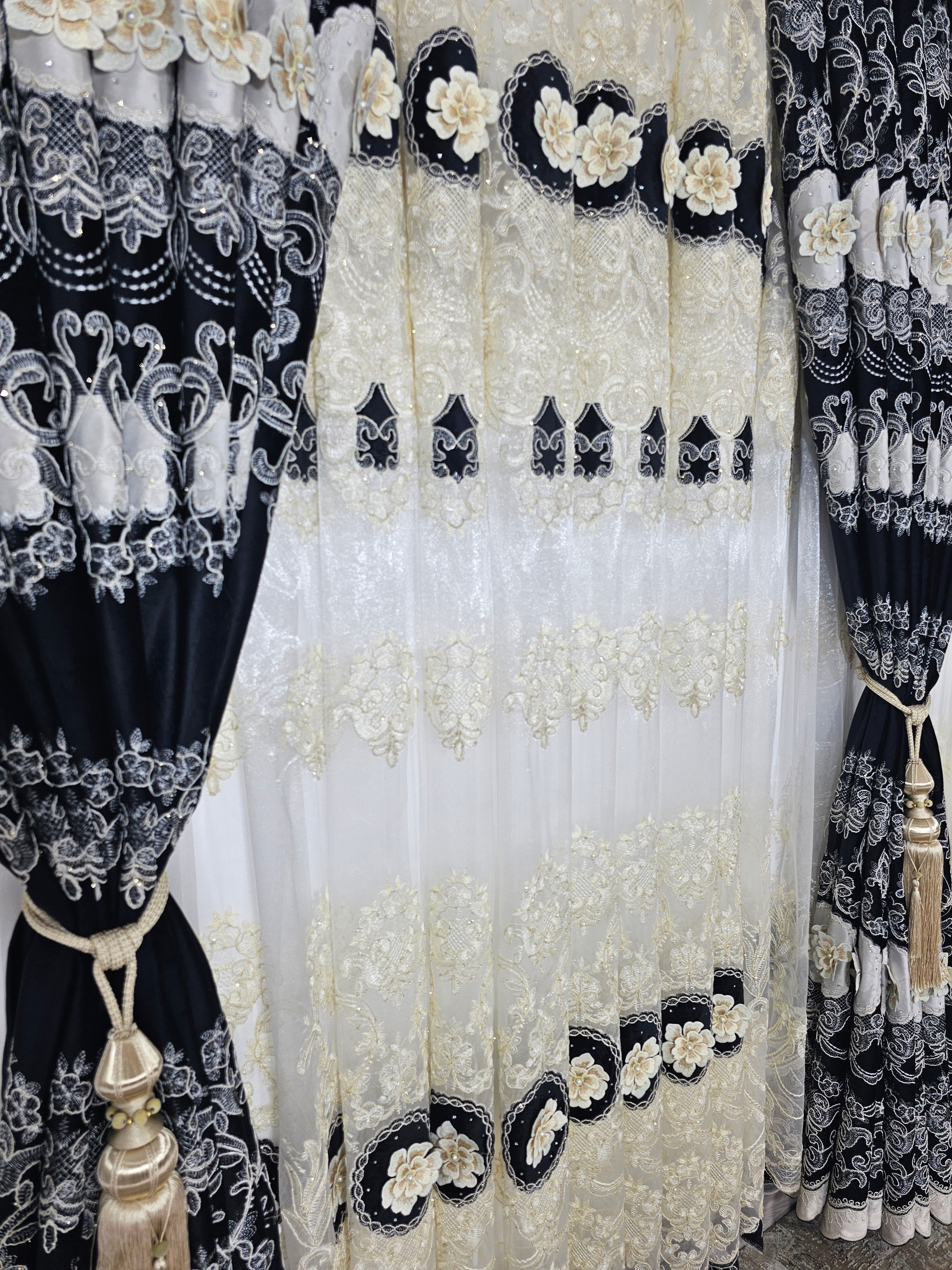 Set Victoria: perdea din tul cu broderie neagra 3D si draperie din catifea neagra 3D