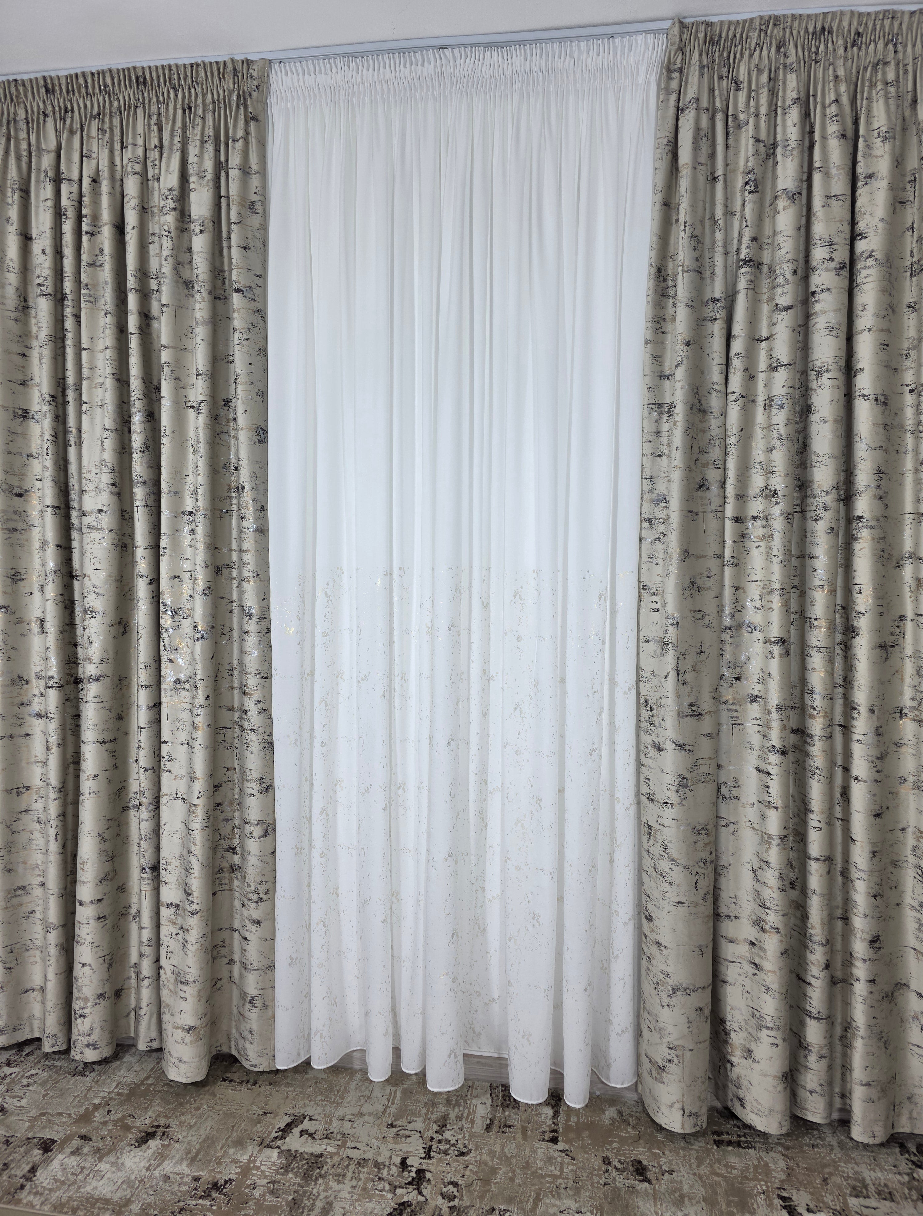 Set Luana: perdea alba din matase cu insertii aurii si draperie catifea bej cu insertii