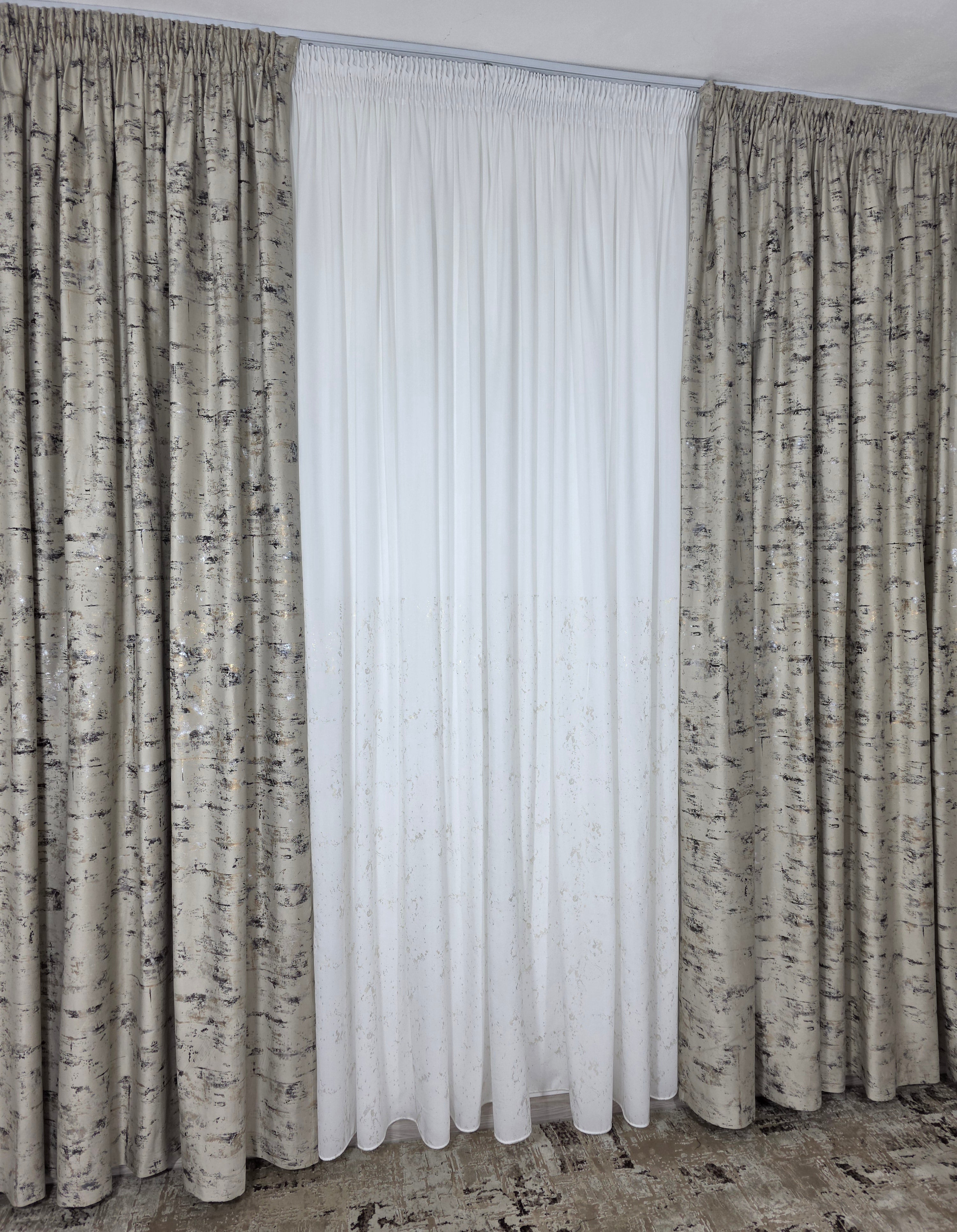 Set Luana: perdea alba din matase cu insertii aurii si draperie catifea bej cu insertii