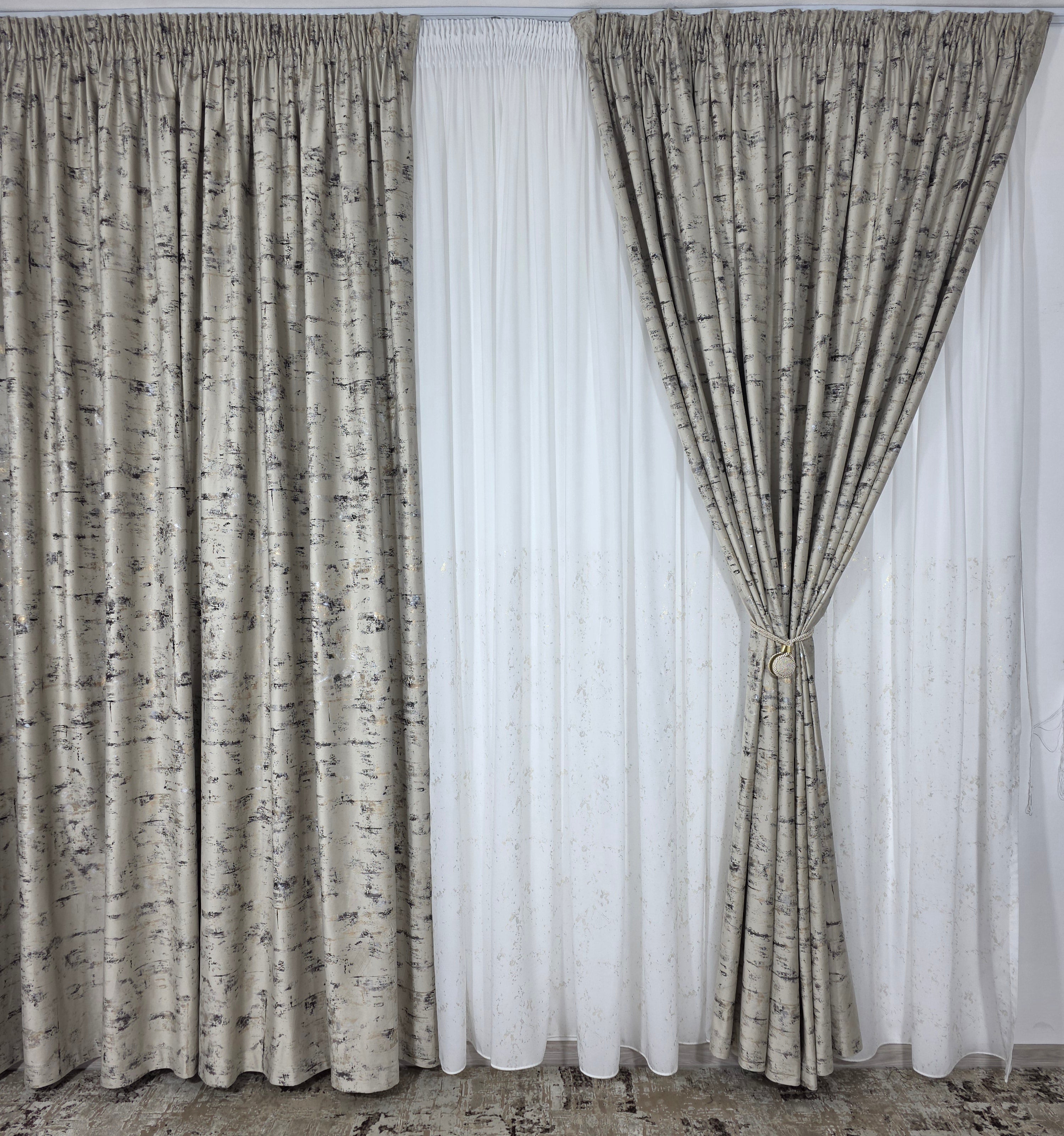 Set Luana: perdea alba din matase cu insertii aurii si draperie catifea bej cu insertii