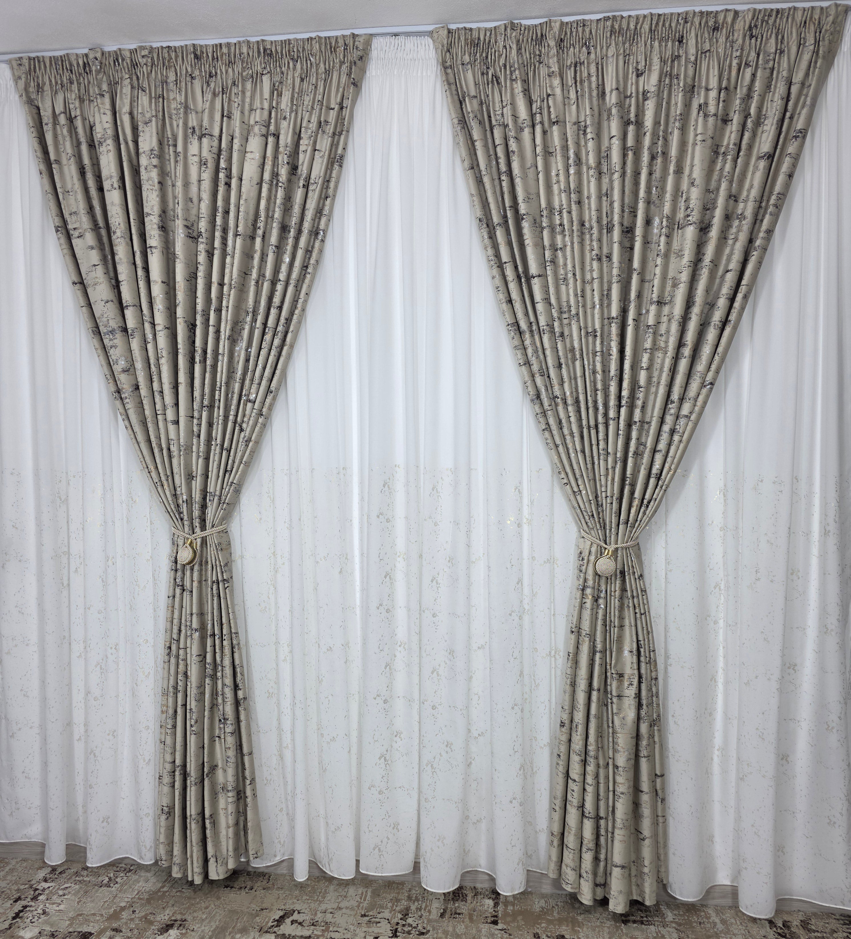 Set Luana: perdea alba din matase cu insertii aurii si draperie catifea bej cu insertii