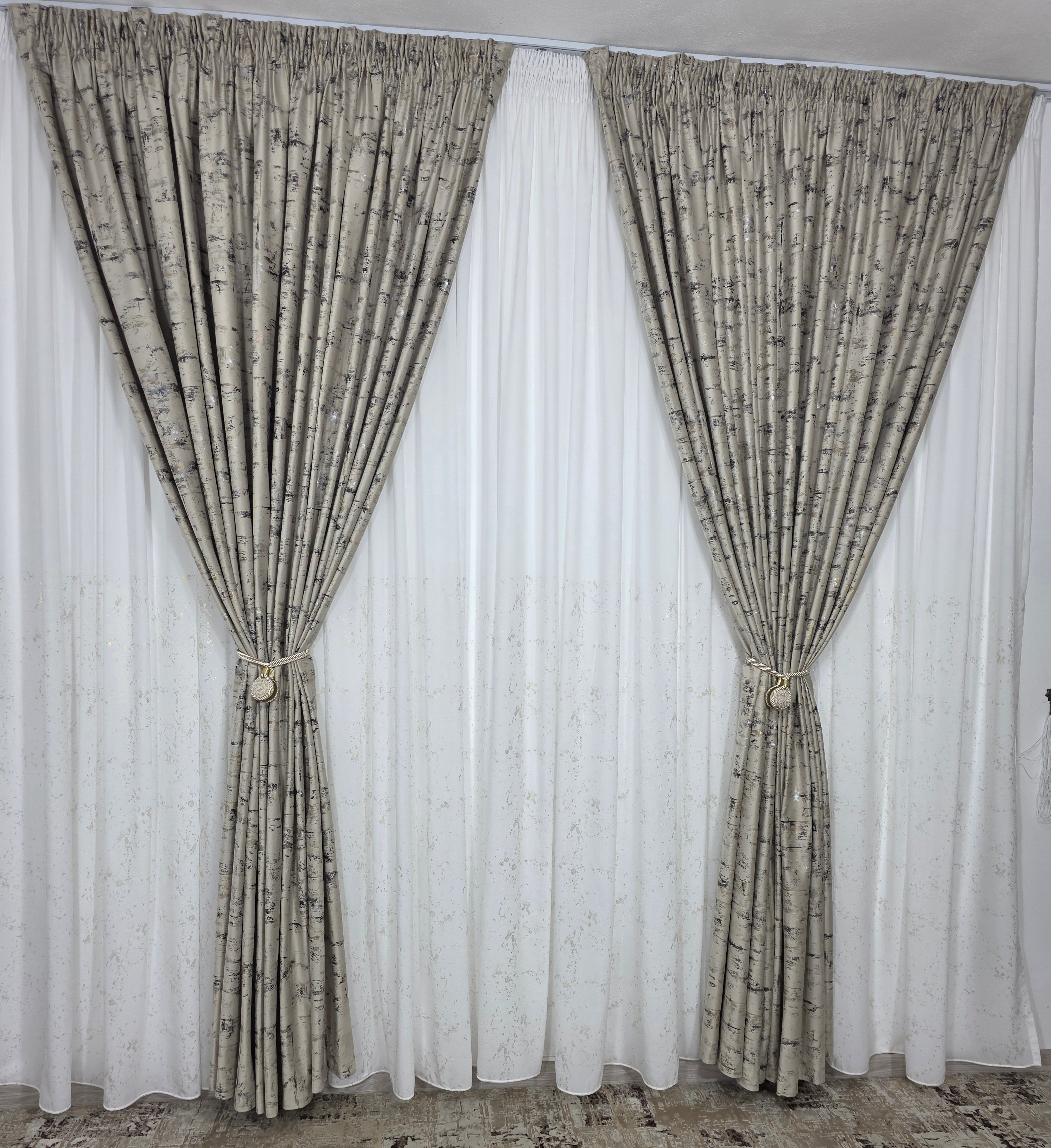 Set Luana: perdea alba din matase cu insertii aurii si draperie catifea bej cu insertii