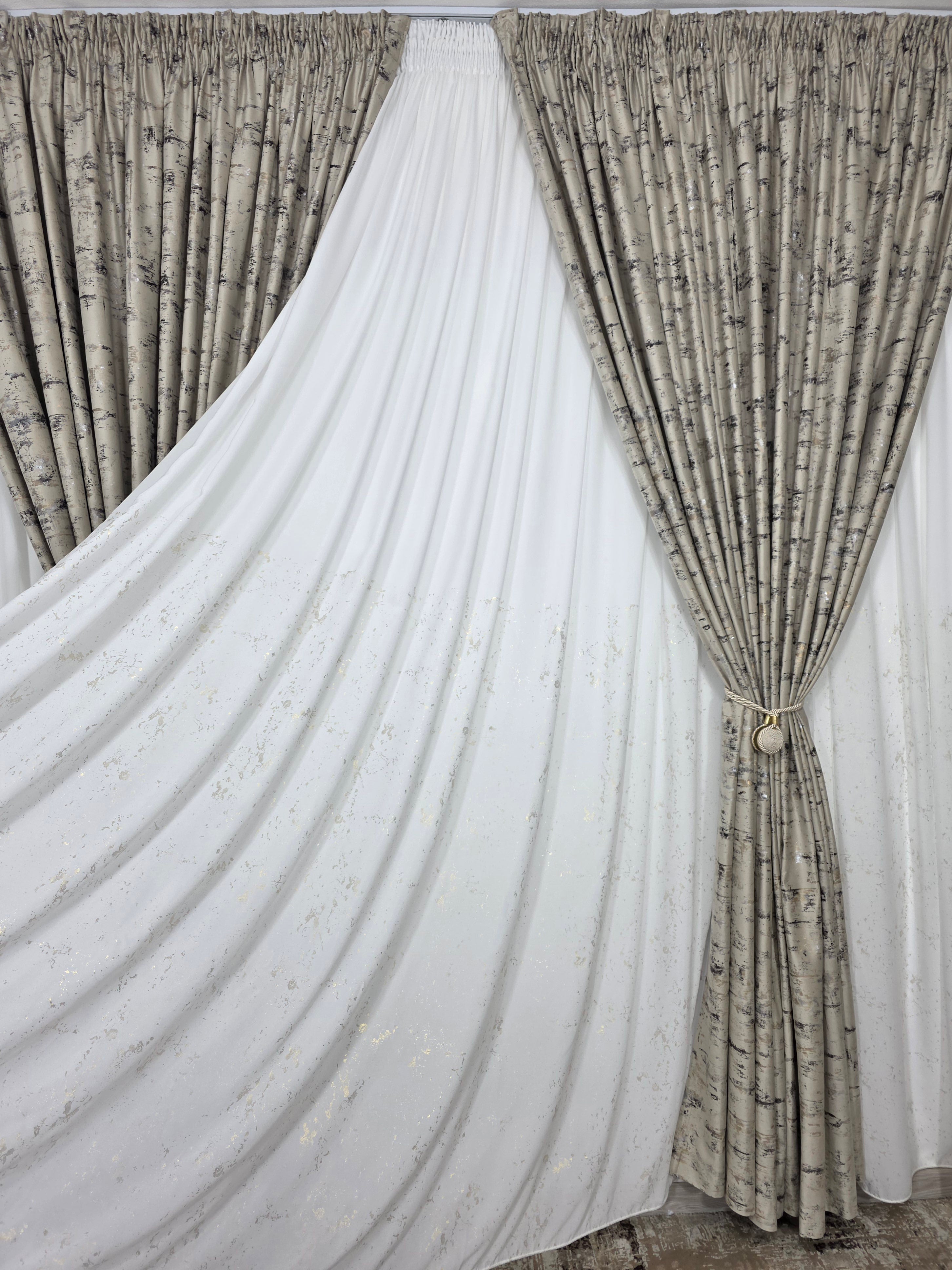 Set Luana: perdea alba din matase cu insertii aurii si draperie catifea bej cu insertii