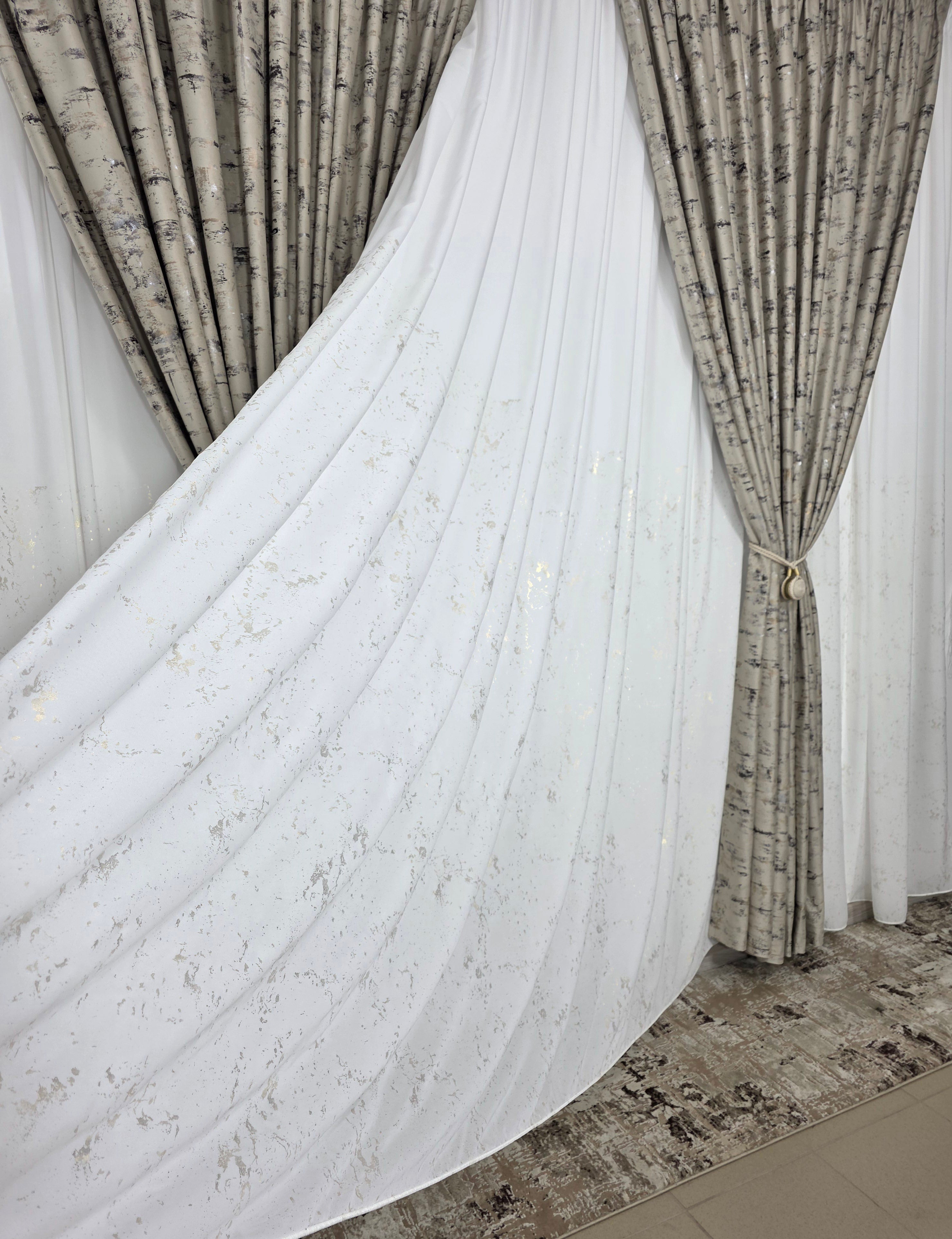 Set Luana: perdea alba din matase cu insertii aurii si draperie catifea bej cu insertii