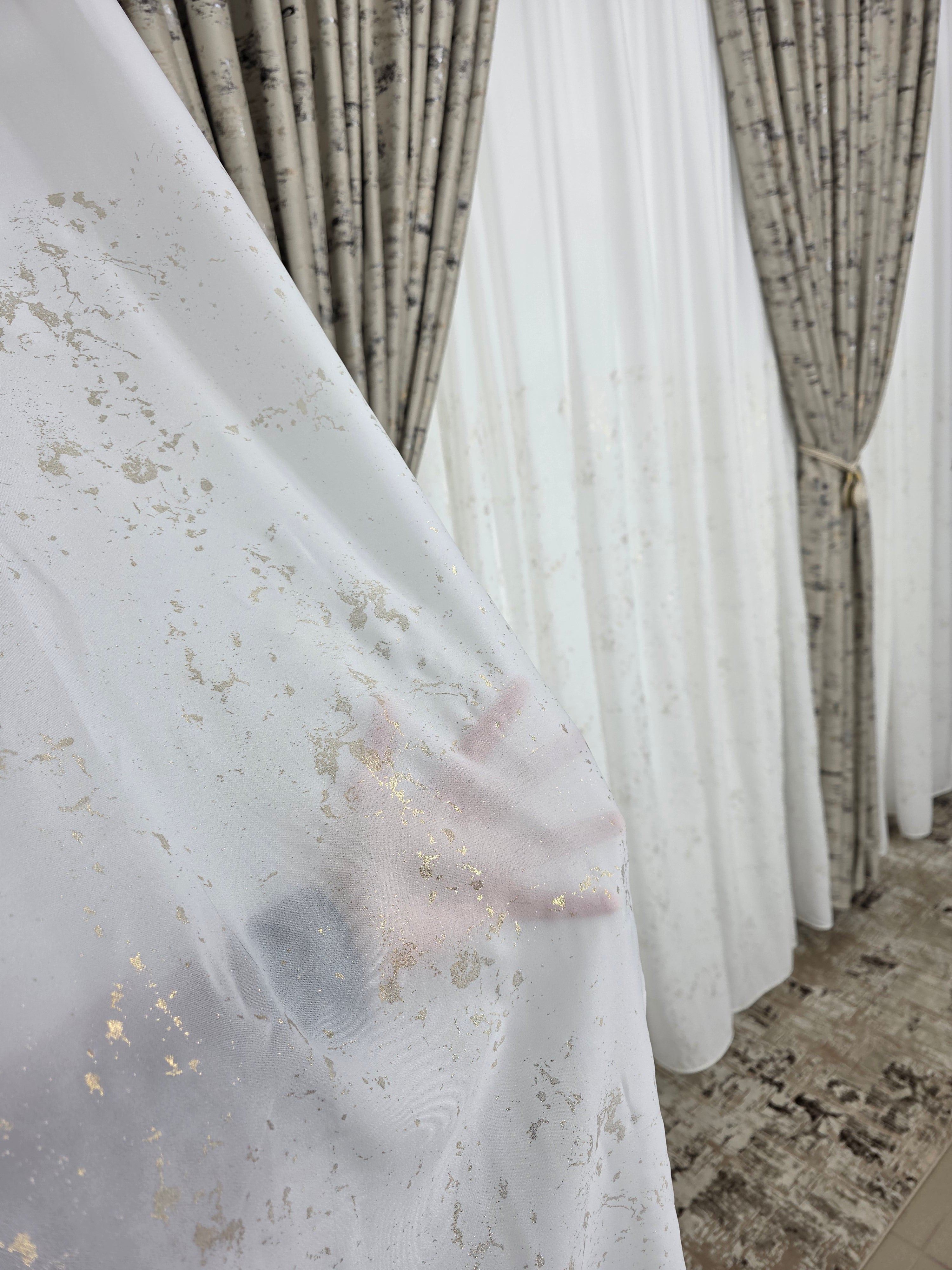 Set Luana: perdea alba din matase cu insertii aurii si draperie catifea bej cu insertii