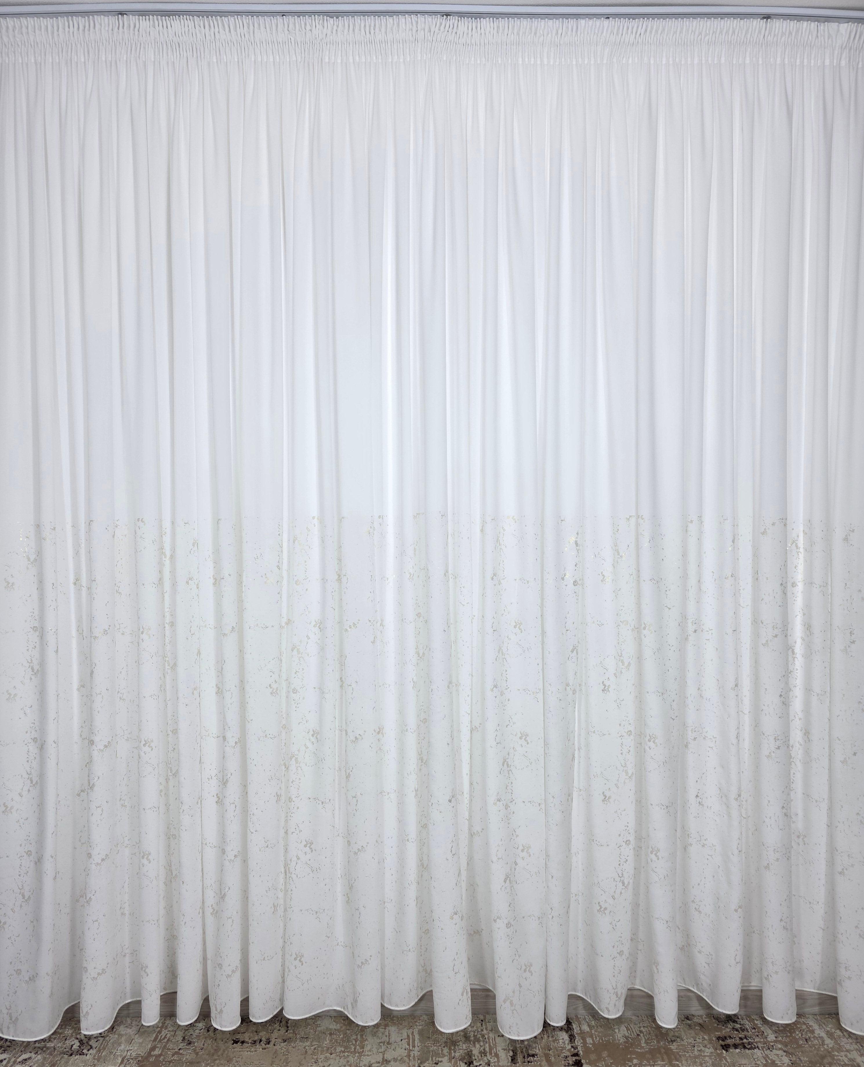 Set Elysia: perdea alba din matase cu insertii aurii si draperie decorativa aurie
