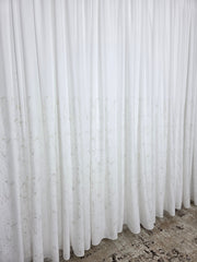 Set Luana: perdea alba din matase cu insertii aurii si draperie catifea bej cu insertii