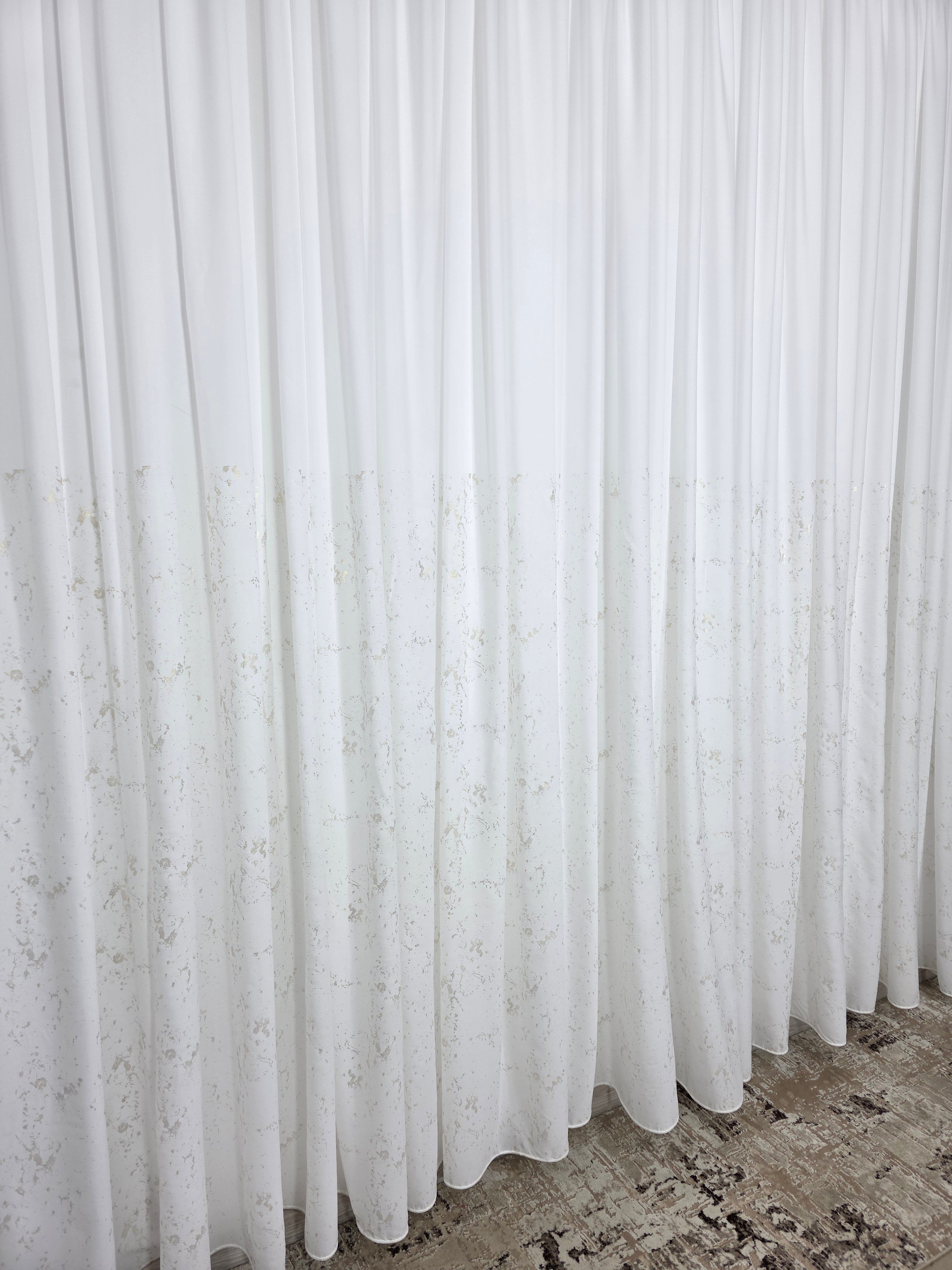 Set Elysia: perdea alba din matase cu insertii aurii si draperie decorativa aurie