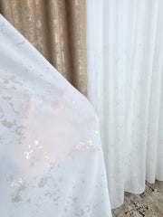 Ideal pentru living si dormitor cu pat sau canapea crem ori bej, pereti albi - Set Nolan: Perdea Alba din Matase cu Insertii Aurii in Partea de Jos si Draperie Crem-Aurie Tip Vopsea Decorativa - confectionat pe comanda