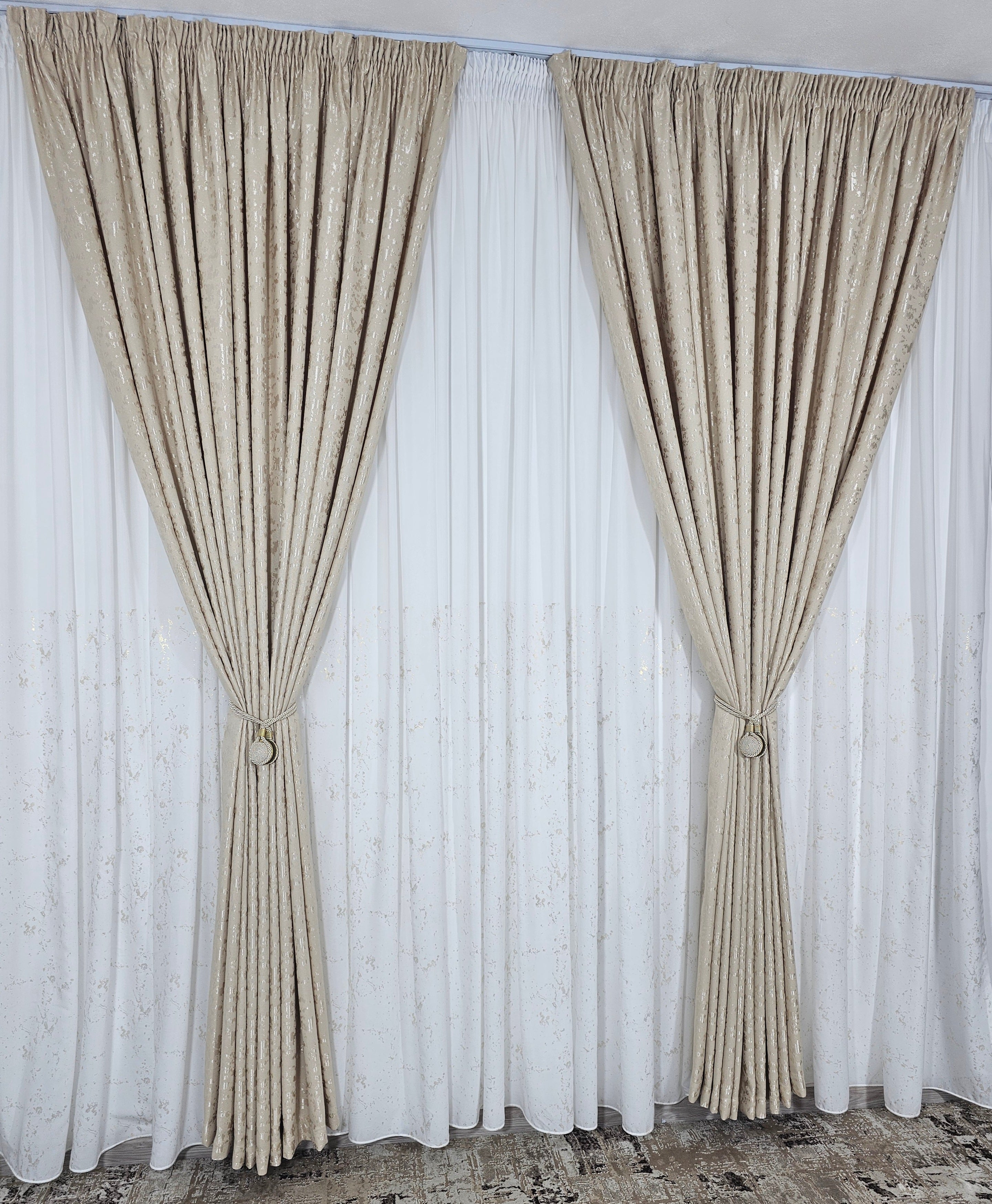 Set Megan: perdea alba din matase cu insertii aurii si draperie nisip crem