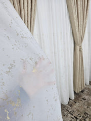 Set Megan: perdea alba din matase cu insertii aurii si draperie nisip crem