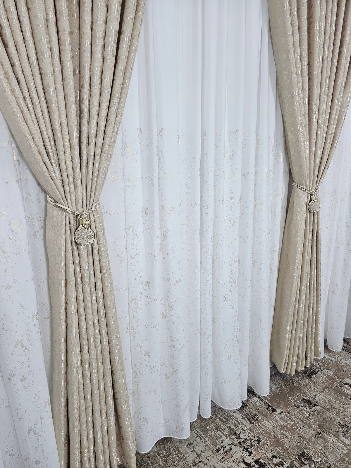 Set Megan: perdea alba din matase cu insertii aurii si draperie nisip crem