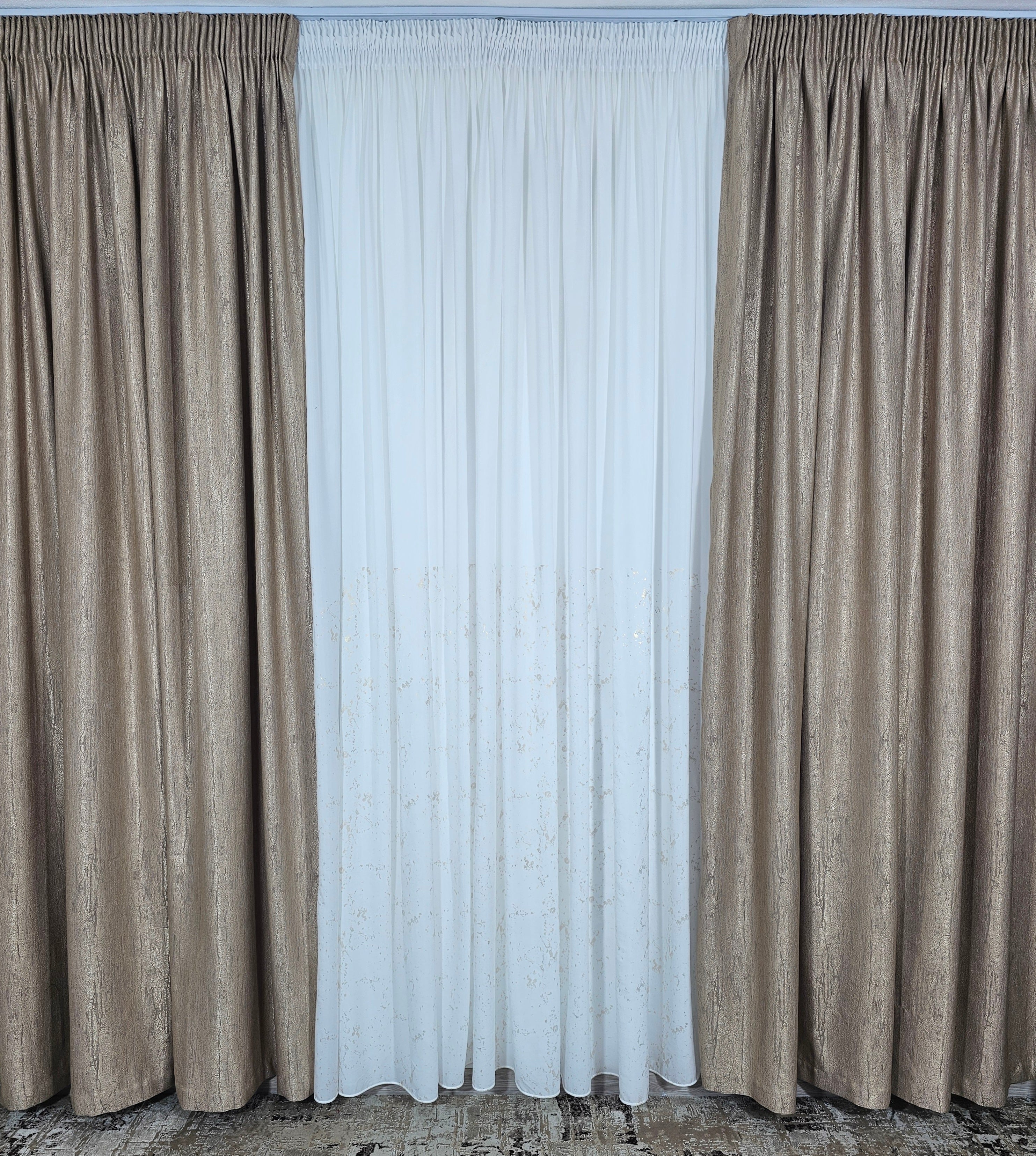 Set Asda: perdea alba din matase cu insertii aurii si draperie lucy tip vopsea decorativa aurie