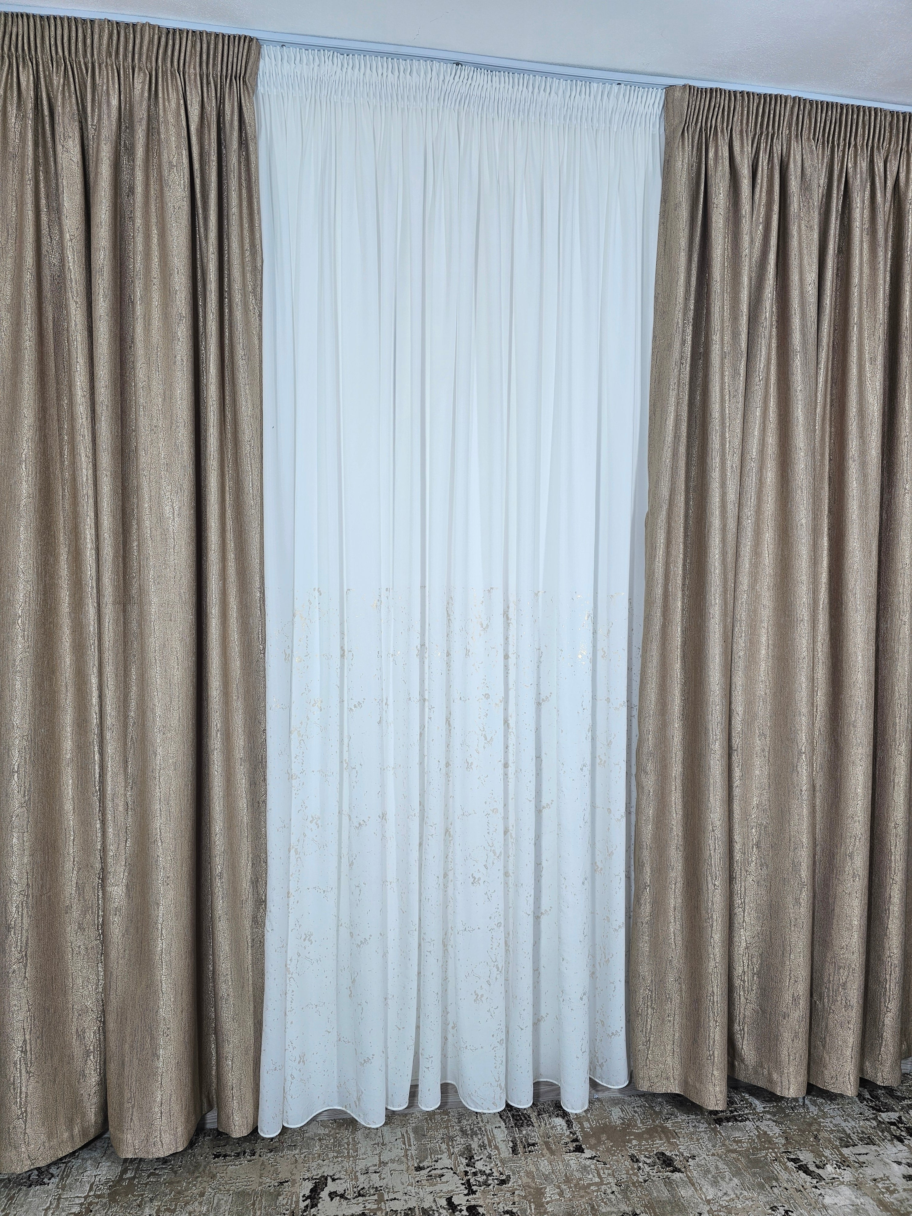 Set Asda: perdea alba din matase cu insertii aurii si draperie lucy tip vopsea decorativa aurie