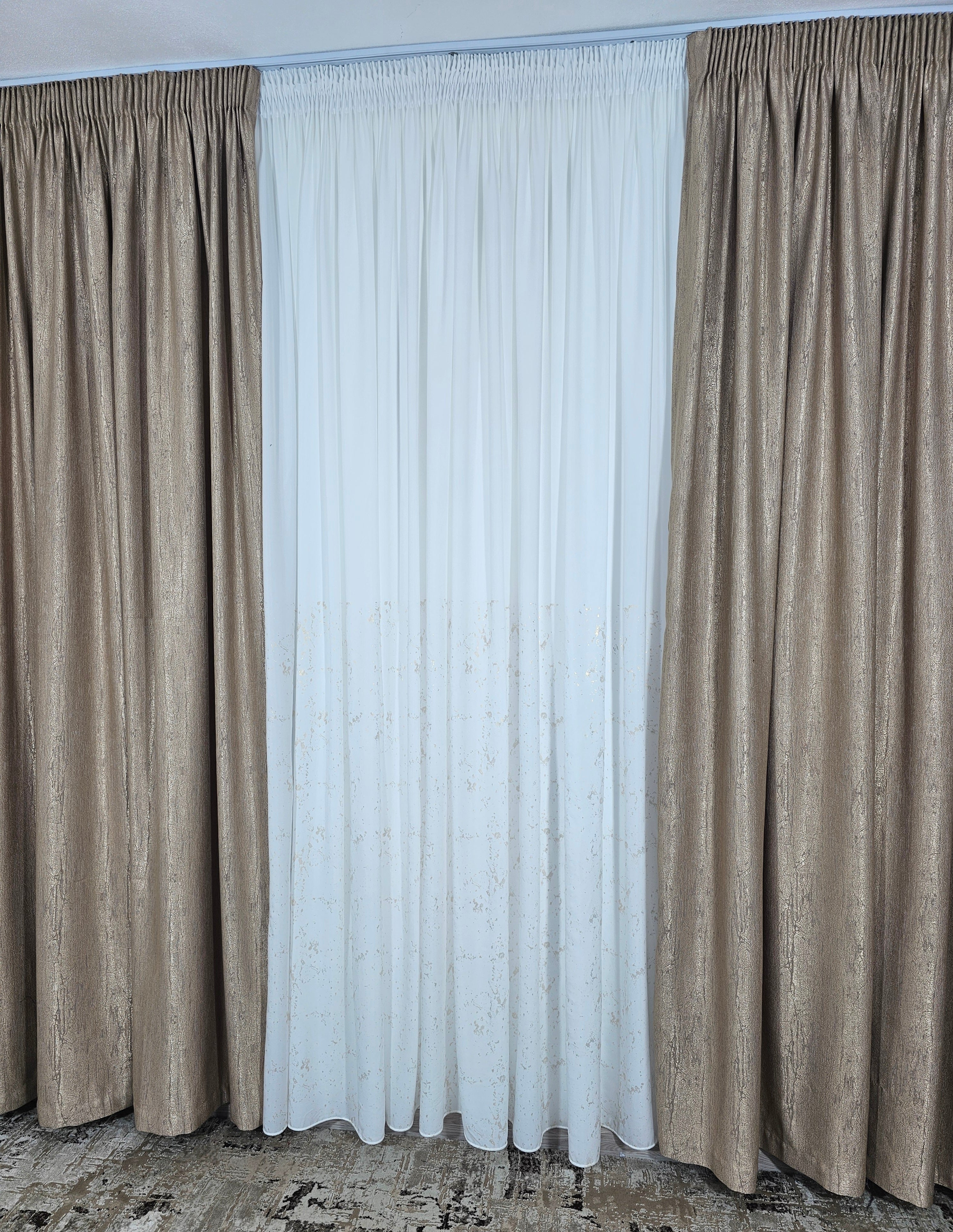 Set Asda: perdea alba din matase cu insertii aurii si draperie lucy tip vopsea decorativa aurie