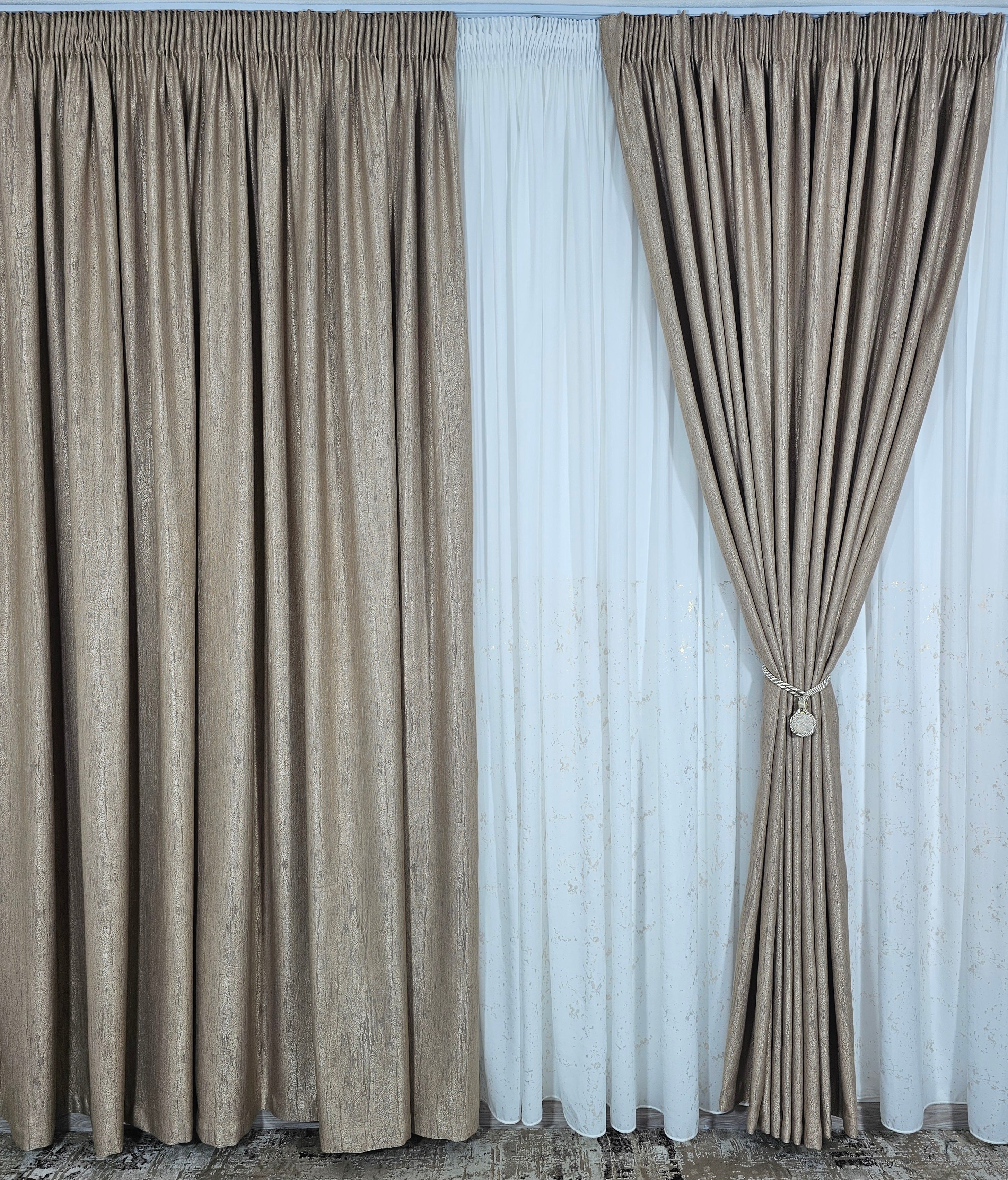 Set Asda: perdea alba din matase cu insertii aurii si draperie lucy tip vopsea decorativa aurie