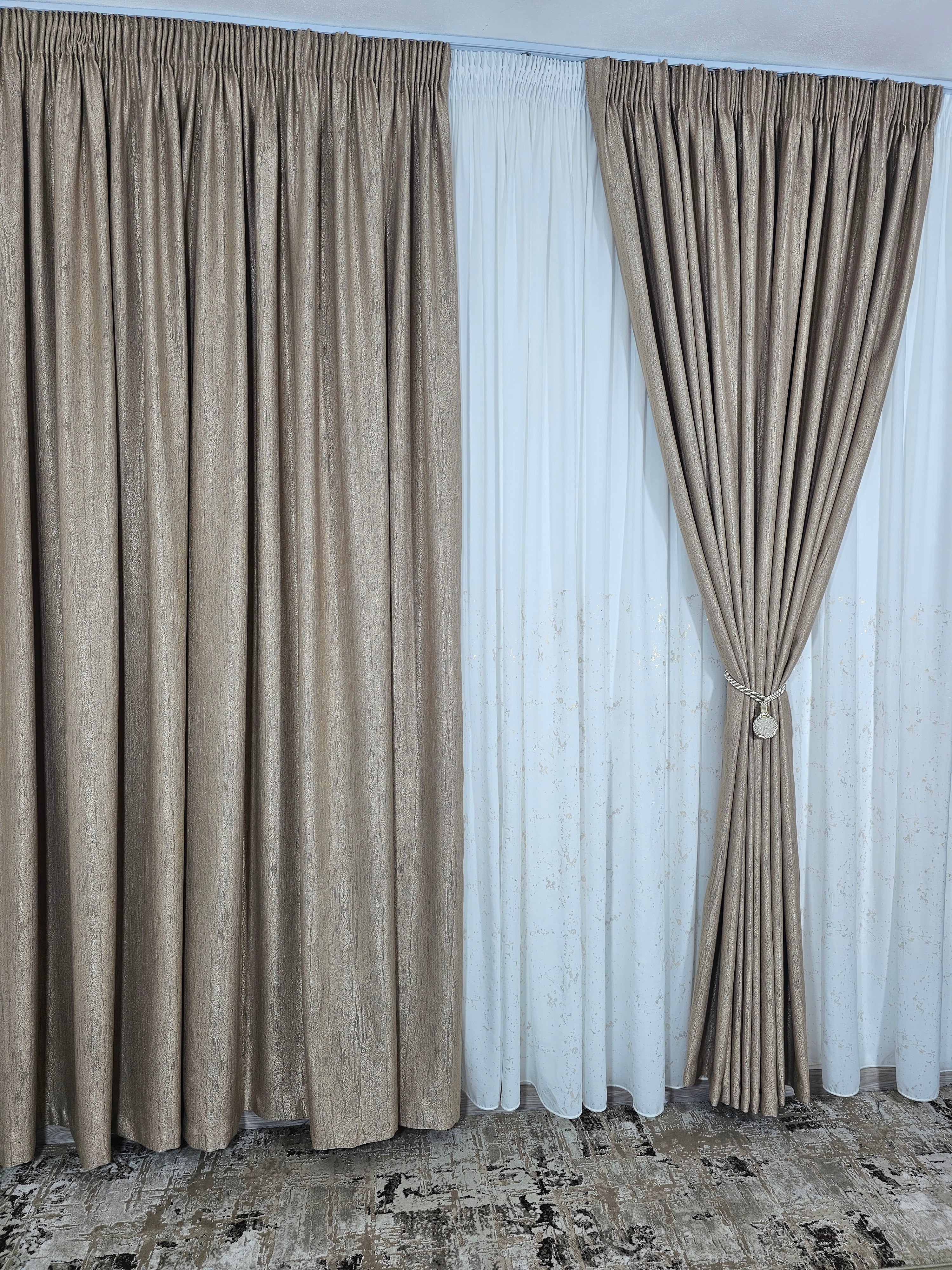 Set Asda: perdea alba din matase cu insertii aurii si draperie lucy tip vopsea decorativa aurie