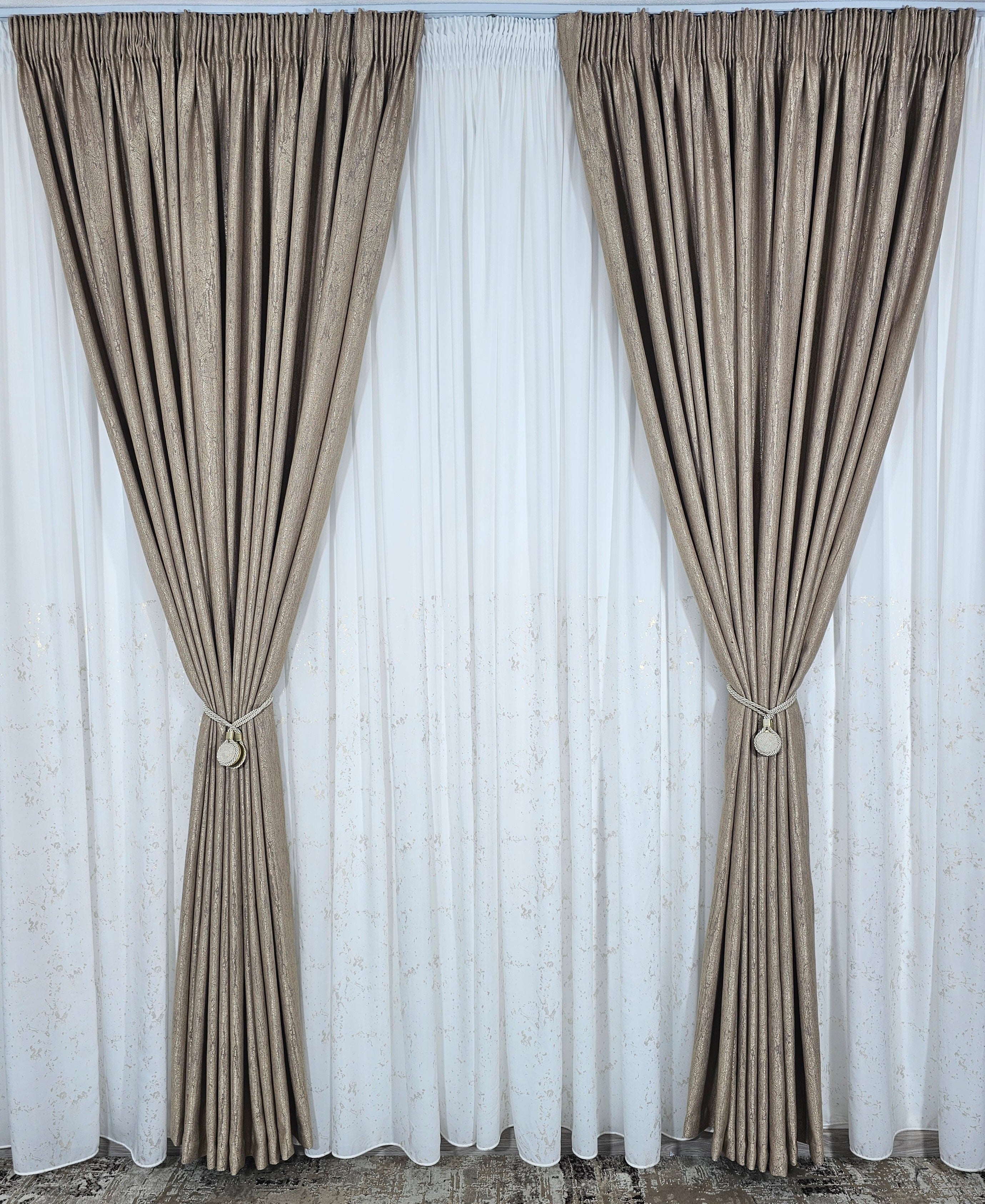 Set Asda: perdea alba din matase cu insertii aurii si draperie lucy tip vopsea decorativa aurie