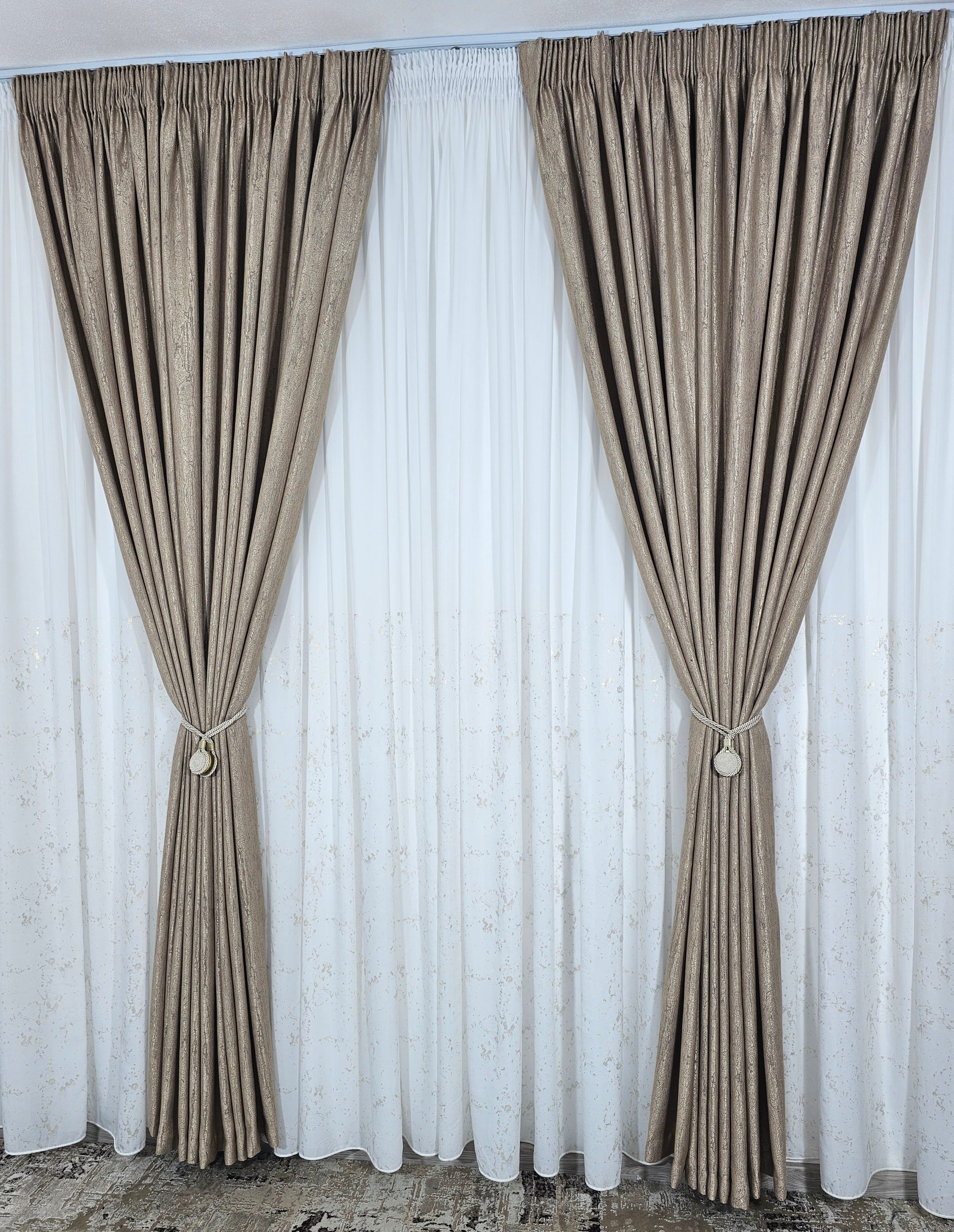 Set Asda: perdea alba din matase cu insertii aurii si draperie lucy tip vopsea decorativa aurie
