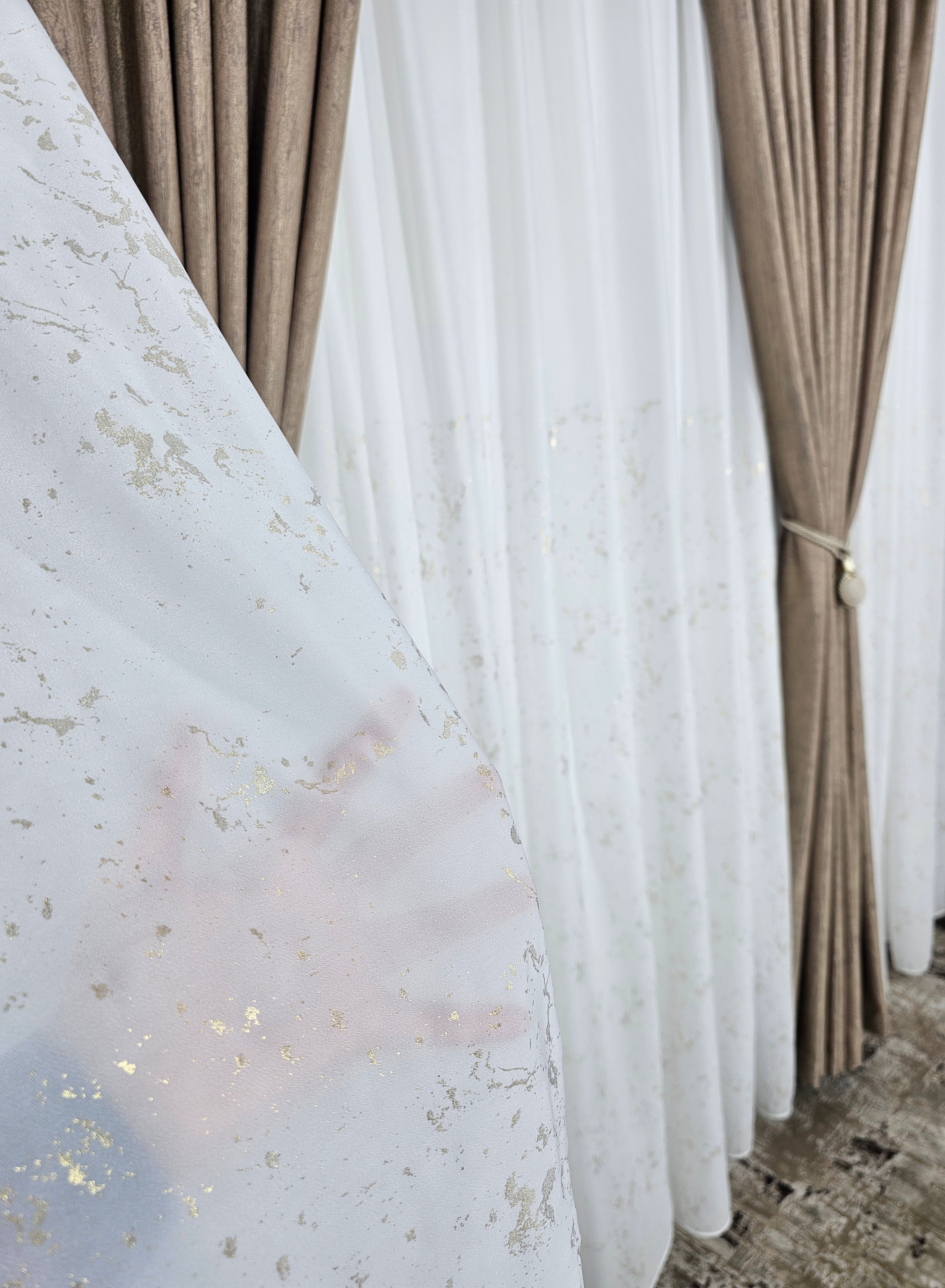 Set Asda: perdea alba din matase cu insertii aurii si draperie lucy tip vopsea decorativa aurie