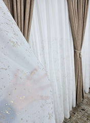 Set Asda: perdea alba din matase cu insertii aurii si draperie lucy tip vopsea decorativa aurie