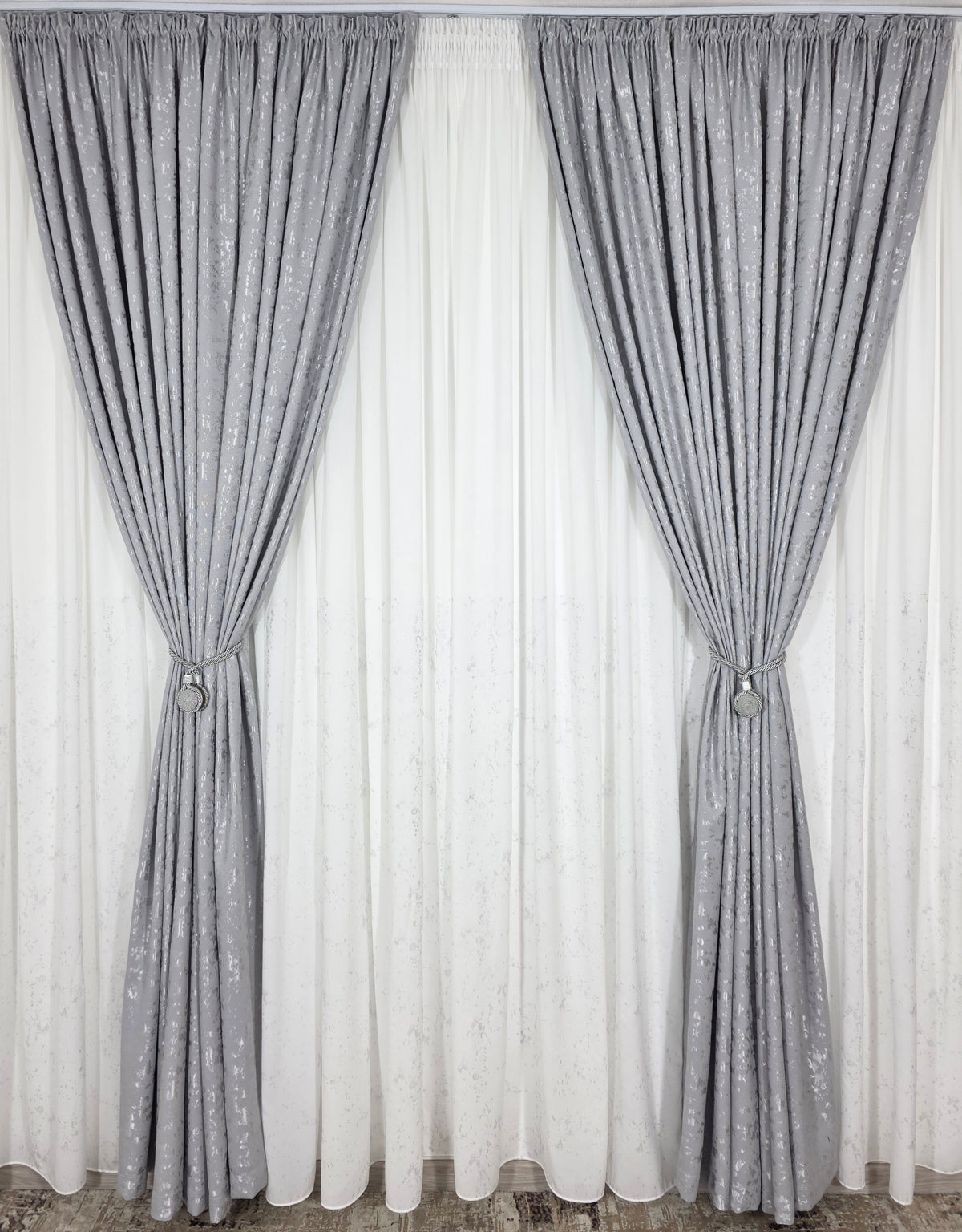 Set Bega: perdea alba din matase cu insertii gri si draperie gri nisip tip vopsea decorativa