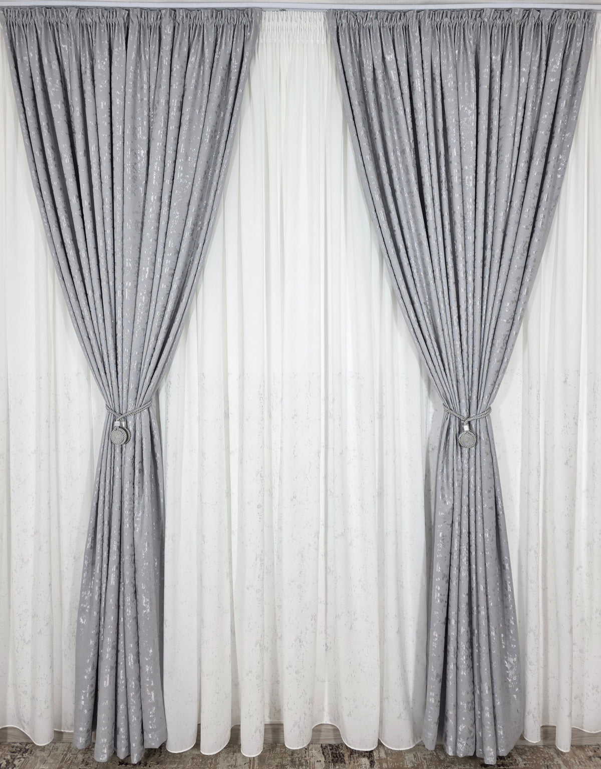 Set Bega: perdea alba din matase cu insertii gri si draperie gri nisip tip vopsea decorativa